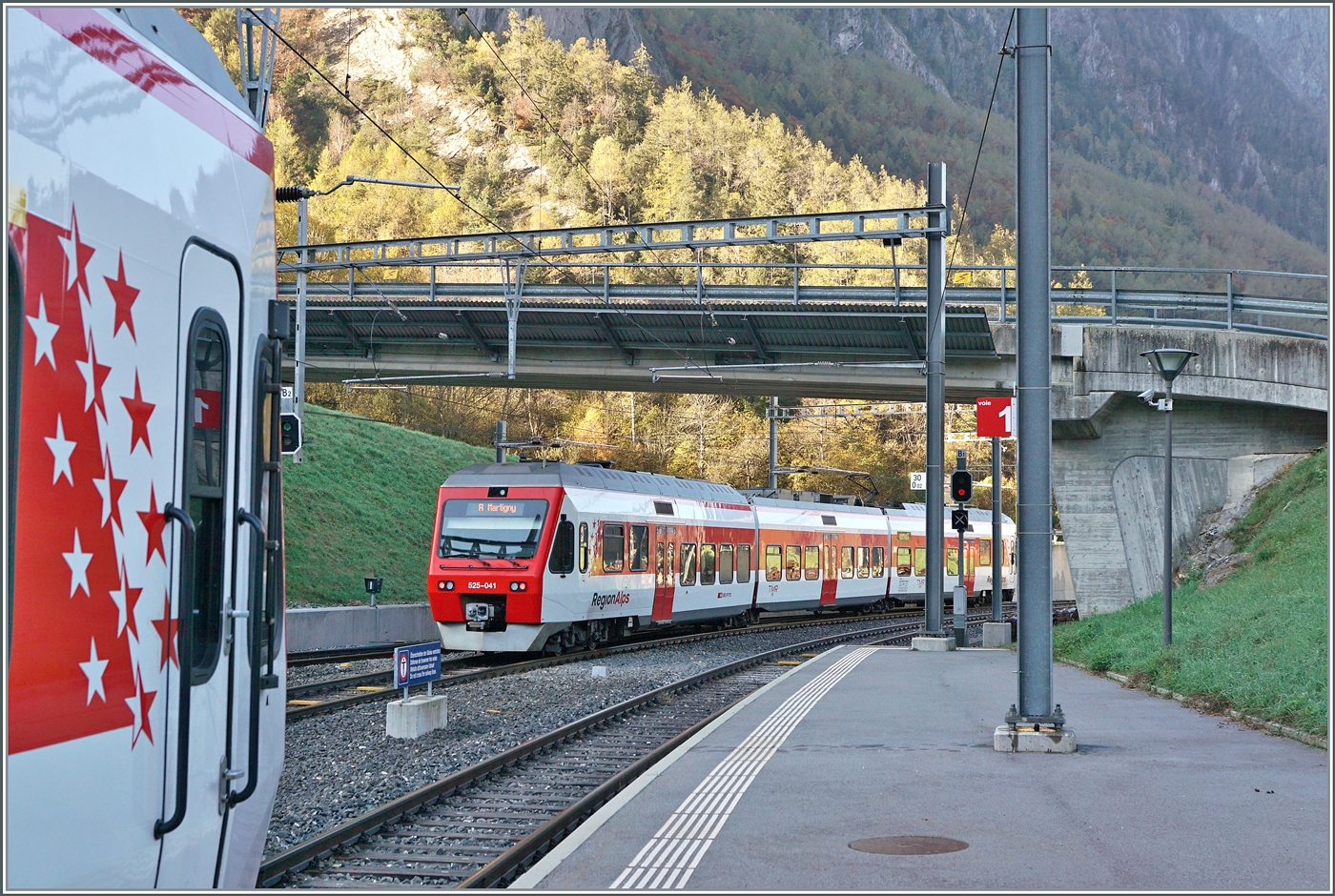 Der RegionAlps RABDe 525 038 von Martigny nach Le Châble hat Sembrancher erreicht, und der Gegenzug verlässt sogleich Sembrancher in Richtung Martigny. 

30. Oktober 2024