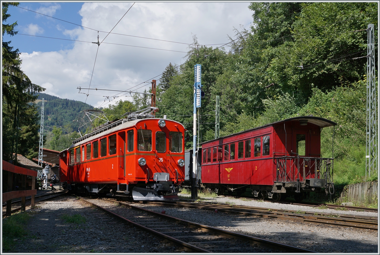 Der RhB ABe 4/4 I N° 35 bei der Blonay-Chamby Bahn beim Rangieren in Chaulin und wurde wunderschön restauriert.

5. August 2023