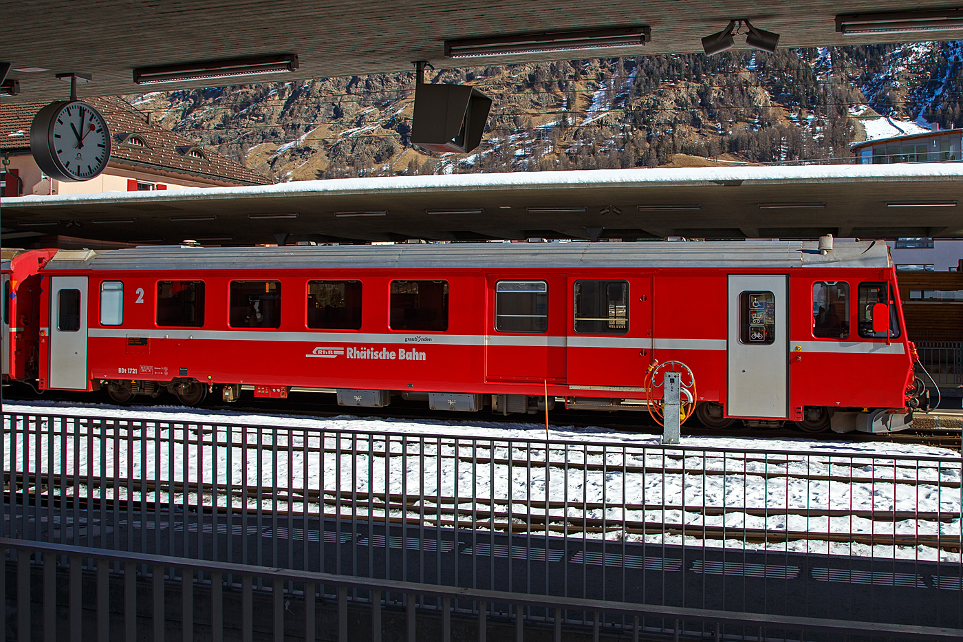 Der RhB Steuerwagen mit zweite Wagenklasse- und Gep�ckabteil BDt 1721, als Steuerwagen von einem RhB Regio der Engadinerlinie (Pontresina - Sagliains - Scuol-Tarasp), am 20 Februar 2017 im Bahnhof Pontresina.

Die Rh�tische Bahn beschaffte 1982 drei dieser Steuerwagen RhB BDt 1721-23 von FFA und SWP (Flug- und Fahrzeugwerke Altenrhein AG / Schindler Waggon AG  in Pratteln (SWP), zur Bildung von Pendelz�gen mit den �lteren Elektrotriebwagen ABe 4/4 (501–504). Die Steuerwagen entstanden nach dem Konzept der EW II Serie und somit auf bew�hrter Leichtmetallkonstruktion. Durch gezielte Verwendung von Strangpressprofilen und Leichtmetallblechen konnte ein optimales Verh�ltnis zwischen Nutzlast und Eigengewicht erreicht werden. 

Ein Abteil wurde speziell f�r Menschen mit Behinderungen gestaltet; hochklappbare Sitze erm�glichen es dem Rollstuhlpassagier im Personenabteil zu reisen. Eine ansprechende Innenraumgestaltung wird mittels pflegeleichter Wand- und Deckenverkleidung sowie einer bequemen Bestuhlung erreicht. Durch gute Isolation und mit doppelverglasten Fenstern wird eine hervorragende Laufruhe erreicht. Ein modernes Warmluftheizger�t sorgt f�r eine angenehme Atmosph�re.

Bei den Drehgestellen handelt es sich um solche des Typs SWP74, welche teilweise durch die RhB modernisiert worden sind. Dieser Drehgestell-Typ kommt auch bei den Einheitswagen II zur Verwendung. Die Bremszylinder sind im Drehgestell integriert. Das Federsystem besteht aus Schraubenfedern Prim�r- und Sekund�rstufe. Im Refit der Fahrzeuge 2012 wurde eine Spurkranzschmieranlage auf jedes DG eingebaut. Am Drehgestell SWP 74 IS (DG 1 unter dem F�hrerstand) wurden Schienenb�rsten eingebaut

Nach dem Umbau der Lokomotiven Ge 4/4 I 601-610 ab dem Jahr 1986 erfolgte die Anpassung der Steuerwagen zur Fernsteuerung dieser Lokserie. Mit den modernisierten Ge 4/4 I waren sie meist im Engadin oder zwischen Davos und Filisur unterwegs. Mitte der 90er Jahre wurden die Stirnt�ren an den F�hrerst�nden verschlossen. Nach der Ausmusterung der Lokomotiven Ge 4/4 I 601-610 wurden die  Steuerwagen im Jahr 2012 einer Mini-Refit-Aktion unterzogen worden. Sie erhielten eine neue Stirnfront und einen neuen F�hrerstand sowie die Anpassung zur Fernsteuerung von verschiedenen Triebfahrzeugtypen, sowie moderne T�ren und u.a. eine Bremseinrichtungen f�r Vereina-Autoz�ge. Die so modernisierte Steuerwagen konnten mit den Lokomotiven Ge 4/4 II, Ge 4/4 III und den Allegra-Triebz�gen eingesetzt werden. Durch den Einbau der neuen Steuerleitung war ein Einsatz mit den Ge 4/4 I nicht mehr m�glich

Neben dem Einsatz im Personenzugverkehr werden die Steuerwagen BDt 1721 - 1723, nach dem Umbau ab 2012, mit den Lokomotiven Ge 4/4 III zum F�hren der Vereina-Autoz�ge eingesetzt. Seit 2020 werden die drei Steuerwagen definitiv und ausschlie�lich diesem Dienst zugeteilt und entsprechend angepasst. Einige Sitzreihen und die Faltenb�lge wurden entfernt. 

TECHNISCHE DATEN (bis 2020):
Hersteller: FFA (Wagenk�sten) / SWP (Drehgestelle)
Baujahr: 1982 (Umbau 1991, 2012, 2020)
Anzahl Fahrzeuge: 3
Spurweite: 1.000 mm (Meterspur)
Gewicht: 18,0  t
Sitzpl�tze: 29
Max. Ladegewicht: 2 t
zul. H�chstgeschwindigkeit: 90
Bremse: Vak-DL/P (Vakuum/Druckluft)