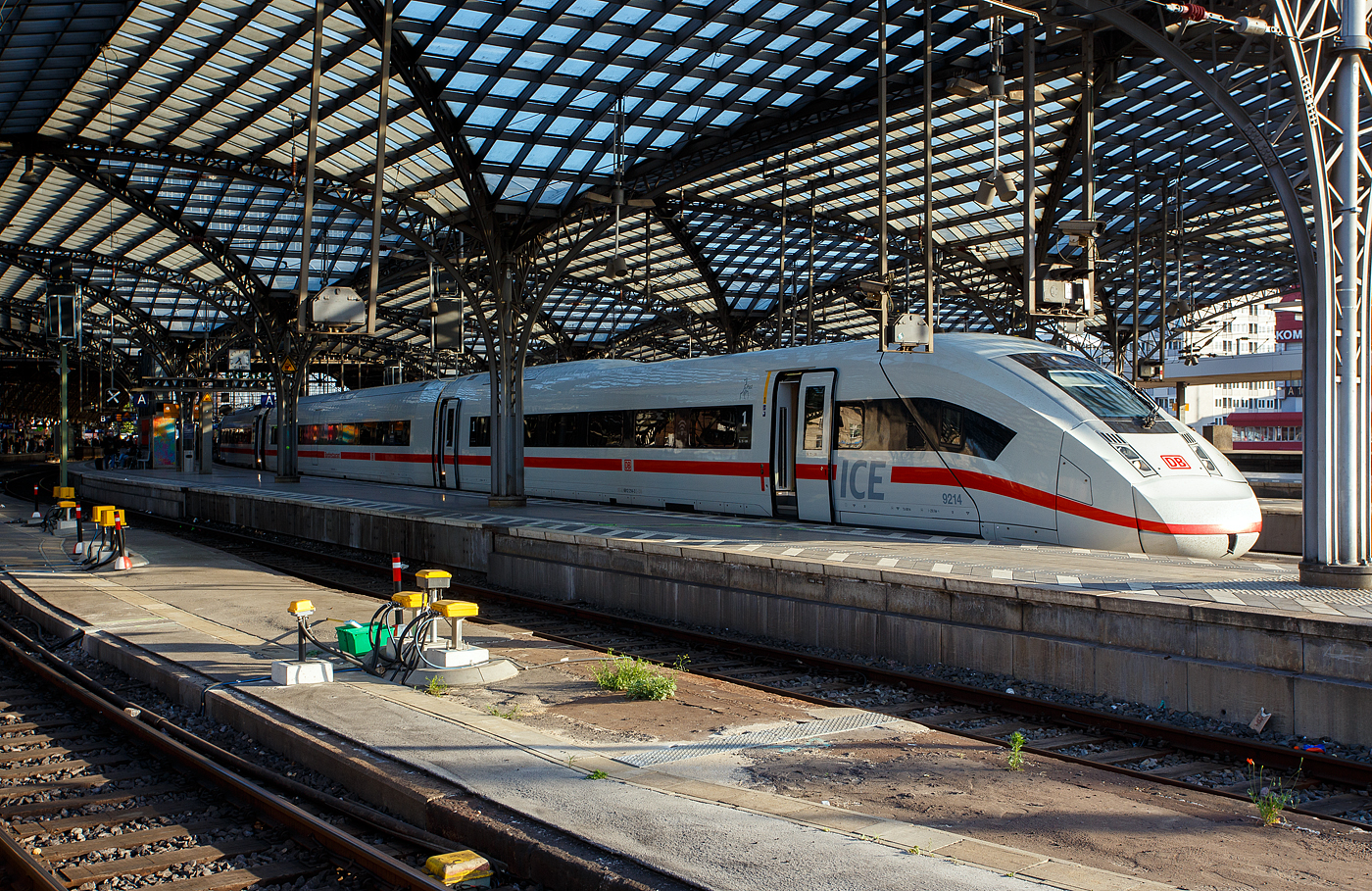 Der siebenteilige ICE 4 Tz 8214 (Baureihe 412.2) der DB Fernverkehr AG am 20 Mai 2025 im Hauptbahnhof Köln.