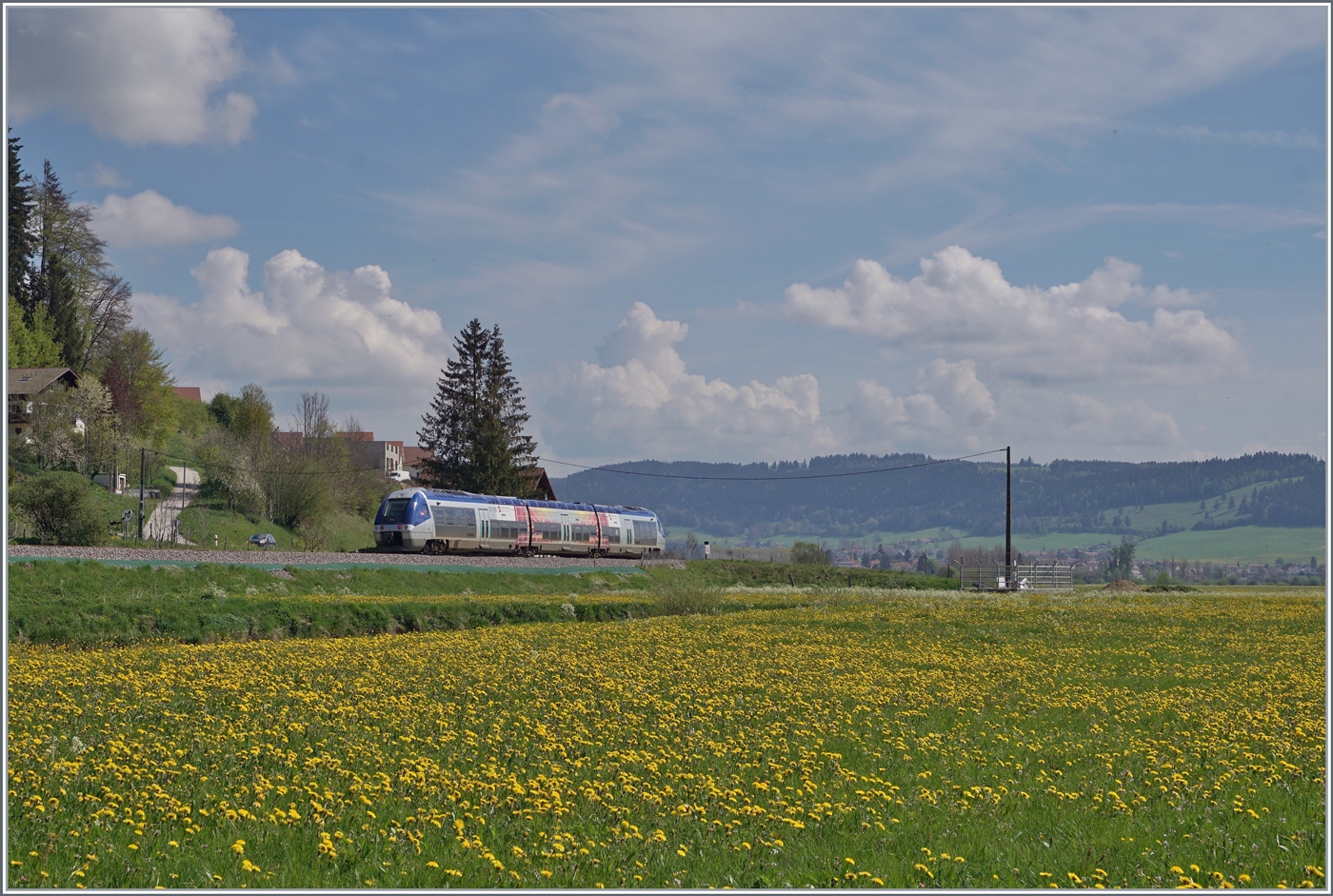 Der SNCF Dieseltriebwagen X 76713/714 ist als TER 18109 auf der Fahrt von Besançon Viotte nach La Chaux-de-Fonds und strebt kurz nach dem kleinen Weiler Pont de la Roche Morteau entgegen.

10. Mai 2022
