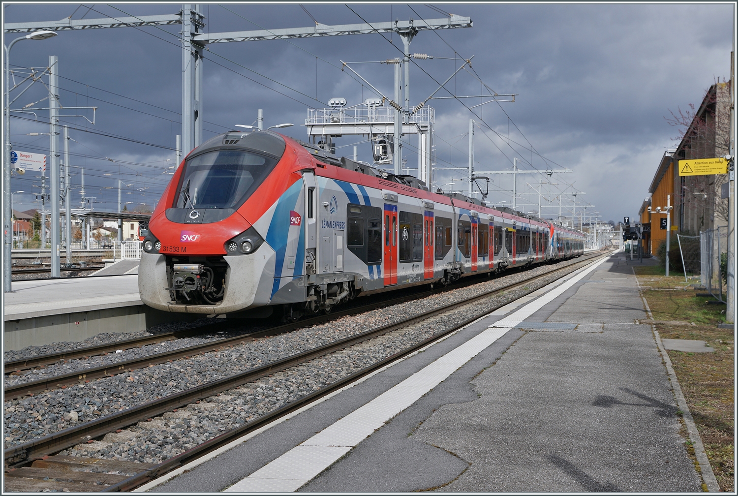 Der SNCF TER 884668 von St-Gervais-les-Bains-Le-Fayet nach Bellegarde (Ain) verlässt nach dem Richtungswechsel Annemasse. Der Zug besteht aus den beiden SNCF Coradia Polyvalent régional tricourant 31533 und 31531. Sehr eindrücklich zeigte sich das Licht mit den dunkeln Wolken im Hintergrund und etwas Sonne im Bahnhof. 

10. März 2023