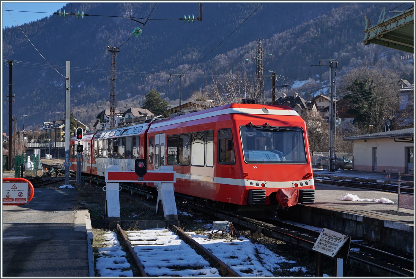 Der SNCF Z 850 055 im Einfahrbereich von Saint Germain-Les-Bains-le-Fayet, wo allerlei Details zu sehen sind, aber vom Triebzug kaum ein vern�nftiges Bild gemacht werden kann. 

14. Februar 2023
