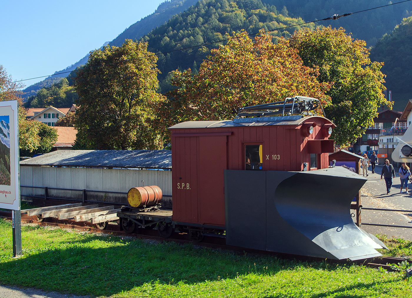 Der SPB - Schneepflug mit Eiskratzer X 103 der Schynige Platte-Bahn (ex WAB X 703) angestellt im Bahnhof Wilderswil am 02.10.2011, dahinter der Drehschemmelwagen SPB X 2. Der Stromabnehmer dient als Eiskratzer,

TECHNISCH DATEN Schneepflug X 103:
Baujahre: 1925
Hersteller : WAB (Wengernalpbahn)
Spurweite: 800 mm
Zahnradsystem: 	Riggenbach-Pauli
Länge über Puffer: 5.450 mm
Achsstand: 2.800 mm
Höhe: 3.650 mm
Eigengewicht: 4,5 t
Zul. Höchstgeschwindigkeit: 11 km/h
Pflug Breite: max. 3.30 m min. 2.50 m
Pflug Höhe ü. Schiene.: 10 cm, max. 1.75 m

TECHNISCH DATEN Drehschemmelwagen  X 2:
Baujahre: 1893
Hersteller : SPB (selbst)
Länge über Puffer: 2,400 mm
Achsstand: 1.350 mm
Breite: 1.170 mm
Eigengewicht: 1,2 t
Max. Ladegewicht: 3,0 t
Zul. Höchstgeschwindigkeit: 12km/h

Die Schynige Platte-Bahn (SPB) ist eine elektrische Zahnradbahn im Berner Oberland mit einer Spurweite von 800 mm und dem Zahnstangensystem Riggenbach-Pauli. Sie führt auf einer 7,26 Kilometer langen Strecke von Wilderswil bei Interlaken auf die Schynige Platte.
