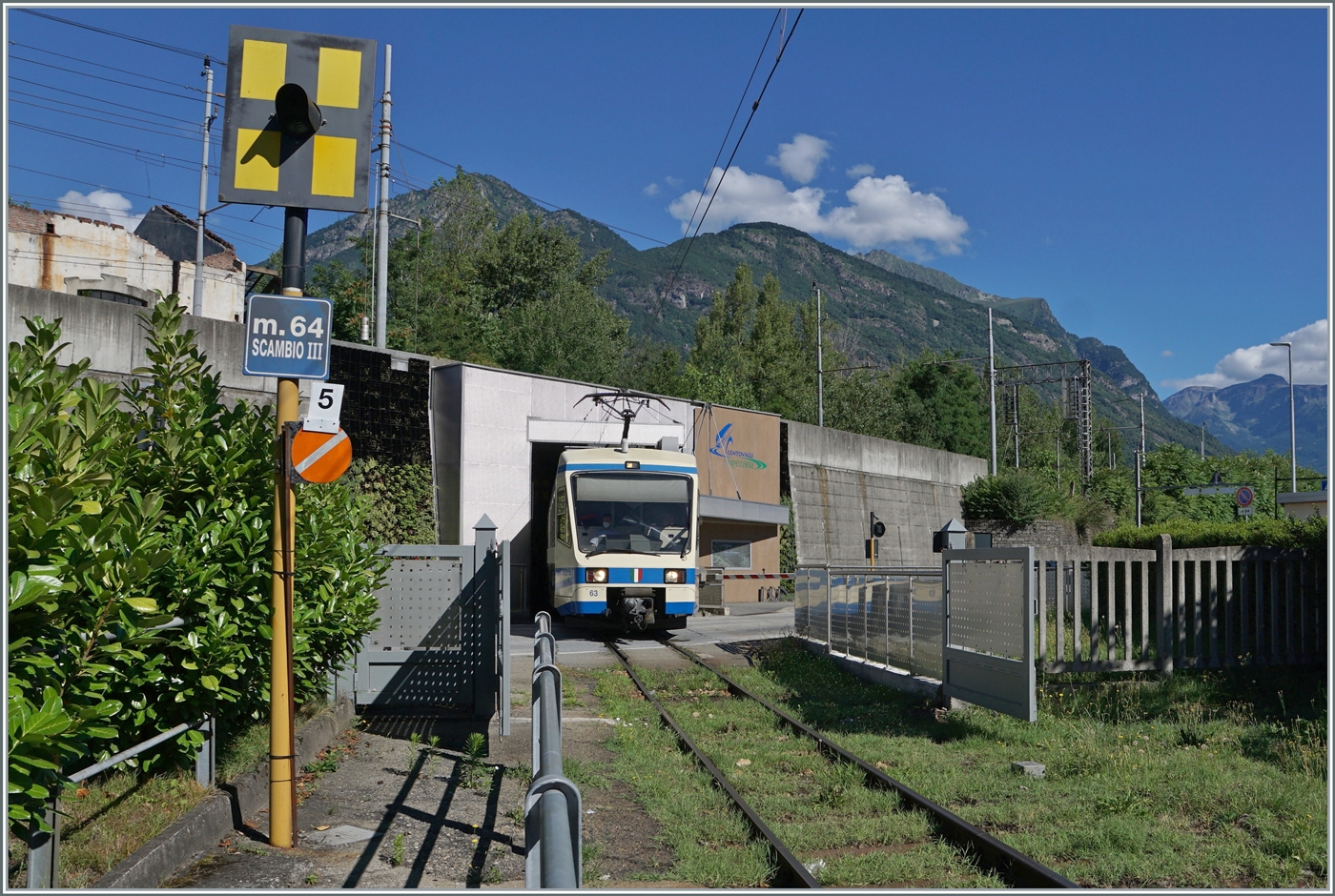 Der SSIF ABe 4/6 63 (94 83 4460 063-0 I-SSIF) verl�sst Domodossola als  Diretto  nach Locarno.

25. Juni 2022