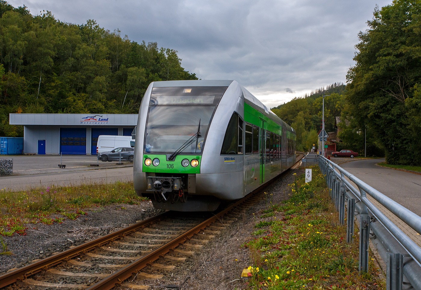 Der Stadler GTW 2/6 - VT 106 (95 80 0946 406-5 D-WEBA / 95 80 0646 406-8 D-WEBA / 95 80 0946 906-4 D-WEBA) der WEBA (Westerwaldbahn des Kreises Altenkirchen GmbH), ex HLB VT 509 106, hat am 28 September 2025 den Hp Niederdreisbach verlassen und f�hrt nun als RB 97  Daadetalbahn  (Betzdorf/Sieg - Daaden) weiter in Richtung Daaden. 

Der Dieseltriebzug wurde 1999 bei DWA, Bautzen (Deutsche Waggonbau AG, heute Bombardier Transportation) unter der Fabriknummer 509/003 gebaut. Der elektrische Teil und die Fahrwerke sind von ADtranz aus Schweiz. Der Stadler GTW 2/6 wurde an die HLB (Hessische Landesbahn GmbH) geliefert. Im November 2023 ging er an die WEBA. 

