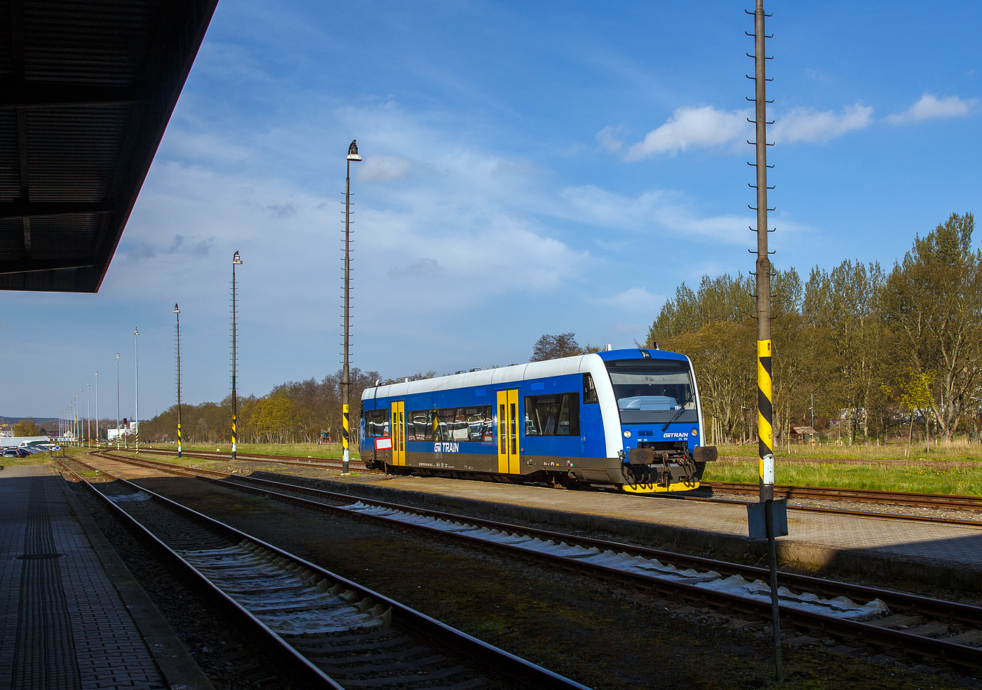 Der STADLER Regio-Shuttle RS1 bzw. RegioSpider 841 265-2 (95 54 5841 265-2 CZ-GWTR) der GW Train Regio a.s. erreicht am 21 April 2023 von Mariánské Lázně (Marienbad) kommend den Bahnhof Karlovy Vary dolní nádraží (Karlsbad untere Bahnhof) und steht gleichauf zur Rückfahrt bereit. 

Der STADLER Regio-Shuttle RS1 wurde 1998 von ADtranz (ABB Daimler-Benz Transportation GmbH) in Berlin (heute Stadler Pankow) unter der Fabriknummer 36784 gebaut und als BOB VT 65 an die Bodensee-Oberschwaben-Bahn geliefert, von 2007 bis 2021 lief er unter der NVR-Nr. 5 80 0650 355-0 D-BOBFN. Im Jahr 2021 wurde er an die GW Train Regio a.s. nach Tschechien verkauft und war von 2021 bis 2022 als 95 80 0650 355-0 D-GWTR noch in Deutschland eingestellt.

Die GW Train Regio a.s. (bis 20. Dezember 2011 Viamont Regio a.s.) ist ein tschechisches Eisenbahnverkehrsunternehmen, mit Sitz in Ústí nad Labem.

Nachdem die Firma Viamont ab 1997 auf verschiedenen Bahnstrecken den Schienenpersonennahverkehr übernahm, gründete die Gesellschaft am 19. Juni 2008 die Viamont Regio a.s. als 100%ige Tochtergesellschaft. Diese wurde am 27. Oktober 2011 an die IDS building corporation a.s. verkauft, die sie am 20. Dezember 2011 in GW Train Regio umbenannte. Im Juni 2014 wurde das Unternehmen an die ČSAD Jihotrans a.s. weiterverkauft. Im März 2015 wurde bekannt, dass die Gesellschaft ab Fahrplanwechsel 2016 drei zusätzliche Strecken im Böhmerwald für 15 Jahre betreiben wird. GW Train Regio betreibt diese Strecken allerdings erst seit Dezember 2017 und löste die České dráhy ab. Ferner betreibt sie die Schnellzüge Plzeň–Chomutov–Most nach einer Direktvergabe mit Triebwagen der DB-Baureihe 628.

Unteranderem Betreibt die GW Train Regio a.s. die Linie auf der schöne 53 km langen Strecke (SŽDC Kursbuchstrecke 149) von Karlovy Vary dolní nádraží (Karlsbad untere Bahnhof) über Bečov nad Teplou (Petschau) nach Mariánské Lázně (Marienbad).
