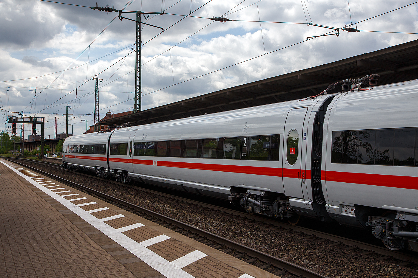 Der Stromrichterwagen der zweiten Klasse (mit 1 Rollstuhlplatz), 93 80 5 411 609-1 D-DB, der Gattung Bpmbz, des 7-teilige ICE T - Tz 1109 „G�strow“ der DB Fernverkehr AG am 14 Mai 2022 im Bahnhof L�neburg.