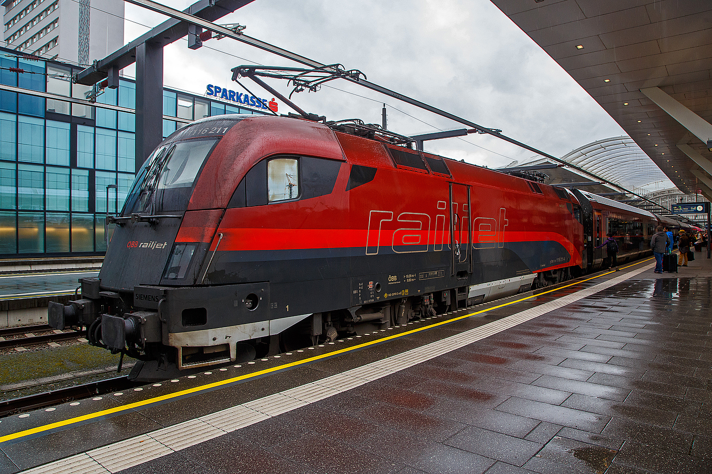 Der Taurus II �BB 1116 211 (A-�BB 91 81 1116 211-4) “Spirit of Munich” am 11.09.2022, mit dem �BB Railjet nach Wien Flughafen im Hauptbahnhof Salzburg.

Die Elektrische Universallokomotive vom Typ Siemens ES64U2  (Taurus II)  wurde 2004 von Siemens im TS Werk Linz unter der Fabriknummer 20932 gebaut und an die �BB (�sterreichische Bundesbahnen) als 1116  211-2  geliefert. Sie hat die Zulassungen f�r �sterreich, Deutschland, Schweiz, Ungarn, Slowakei und Tschechien.
