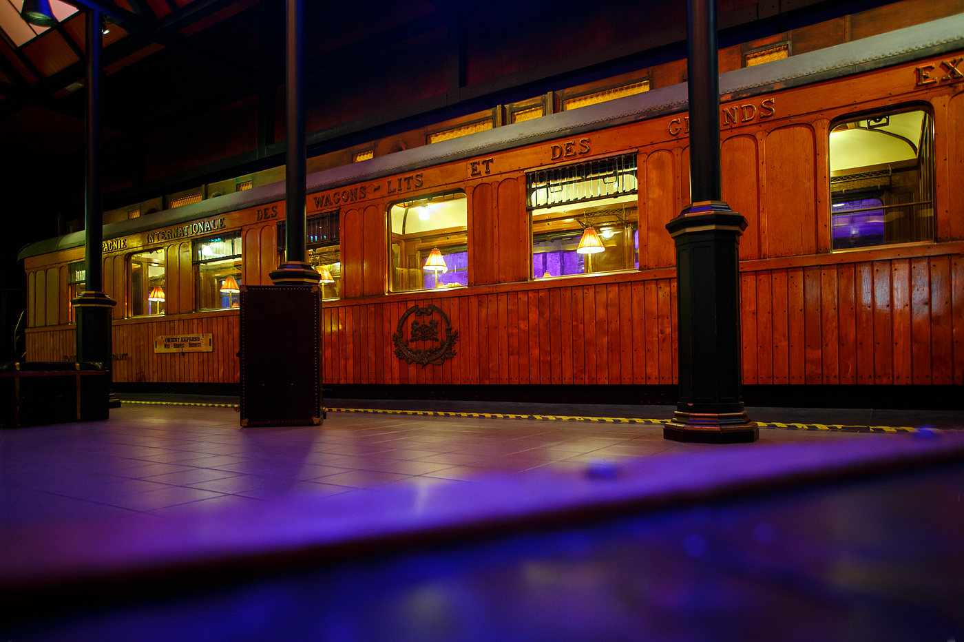 Der Teakholz-Speisewagen WR 2287 ehemals der CIWL - Compagnie Internationale des Wagons Lits et des Grands Express Européens, am 24 Juni 2025 im Het Spoorwegmuseum (bis 2005 NSM - Nederlands Spoorwegmuseum / Niederländischen Eisenbahnmuseum) in Utrecht im ehemaligen Bahnhof Maliebaan.

Der Wagen wurde 1911 von Rába Magyar Waggon- és Gépgyár Reszvénytársaság in Győr, Ungarn (Raab Ungarische Waggon- und Maschinenfabrik Aktiengesellschaft) für die Compagnie Internationale des Wagons Lits et des Grands Express Européens (CIWL) gebaut. 

Am 4. Dezember 1876 gründete George Nagelmackers in Belgien die „Compagnie Internationale des Wagons Lits“. Der Name wurde später zu „et des Grands Express Européens“ erweitert. Das Unternehmen konzentrierte sich hauptsächlich auf Luxusreisezüge auf internationalen Strecken. Die von der CIWL in Auftrag gegebenen Schlafwagen ermöglichten Nachtfahrten und sparten so deutlich Zeit auf langen Strecken. Dank der Speisewagen konnten zudem die bis dahin üblichen Essenspausen entfallen, was eine weitere Zeitersparnis bedeutete.

Außergewöhnliche Sorgfalt wurde auf das Rollmaterial gelegt, wie dieser luxuriöse Teakholzwagen WR 2287 im Museum beweist. Dieser Speisewagen ist einer von vielen luxuriösen Holzwaggons Teakholzwagen, die Wagon Lits für seine internationalen Züge bauen ließ, darunter auch für den bekannten Orient-Express (Paris – Istanbul). Der Wagen war hauptsächlich in Südosteuropa im Einsatz und wahrscheinlich auch im berühmten Orient-Express im Einsatz. 

Der vierachsige Speisewagen verfügt über eine Zentralheizung mit Kohleofen, eine Küche mit Kohleofen, Kühlschränken und verschiedenen Küchenutensilien. Der zweigeteilte Speisesaal bietet 36 Sitzplätze (freistehende und ledergepolsterte Stühle) an jeweils sechs Tischen für 2 bzw. 4 Personen.

Als das Eisenbahnmuseum 1953 eröffnete, bestand der Bedarf, der Öffentlichkeit Erfrischungen anzubieten. Ein hölzerner Speisewagen wurde in Erwägung gezogen, war jedoch in Westeuropa nicht mehr erhältlich. In Ungarn wurde jedoch dieser ehemalige CIWL- Teakholzwagen entdeckt, der noch immer als Dienst-und Arbeitswagen im Einsatz war. Die Werkstatt der Ungarischen Eisenbahn in Dunakeszi, damals noch hinter dem Eisernen Vorhang, restaurierte diesen Waggon vollständig und vorbildlich. Der Wagen kam 1977 ins Eisenbahnmuseum nach Utrecht. Ursprünglich sollte der Wagen vom Museum als Restaurant genutzt werden, aber nach der Renovierung in Ungarn erhielt er einen prominenten Platz in der Sammlung.

In einem solcher Wagen dieser Serie (CIWL 2419 D) wurde 1918 der Waffenstillstand des Ersten Weltkriegs unterzeichnet, 1940 die Kapitulation Frankreichs vor den Deutschen. 

TECHNISCHE DATEN:
Baujahr: 1911
Spurweite: 1.435 mm (Normalspur)
Achsen: 4 (in 2 Drehgestellen)
Achsfolge:	2'2'
Länge über Puffer: 20.400 mm
Sitzplätze: 36
