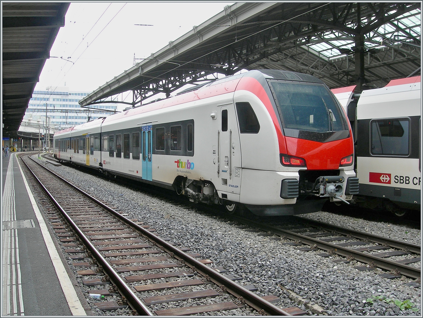 Der Thurbo EVO RABe 531 402-1 mit der etwas erstaunten UIC Anschrift RAB 94 85 0 531 402-1 CH-THB) auf einer Testfahrt in Lausanne. 

4. Juni 2025