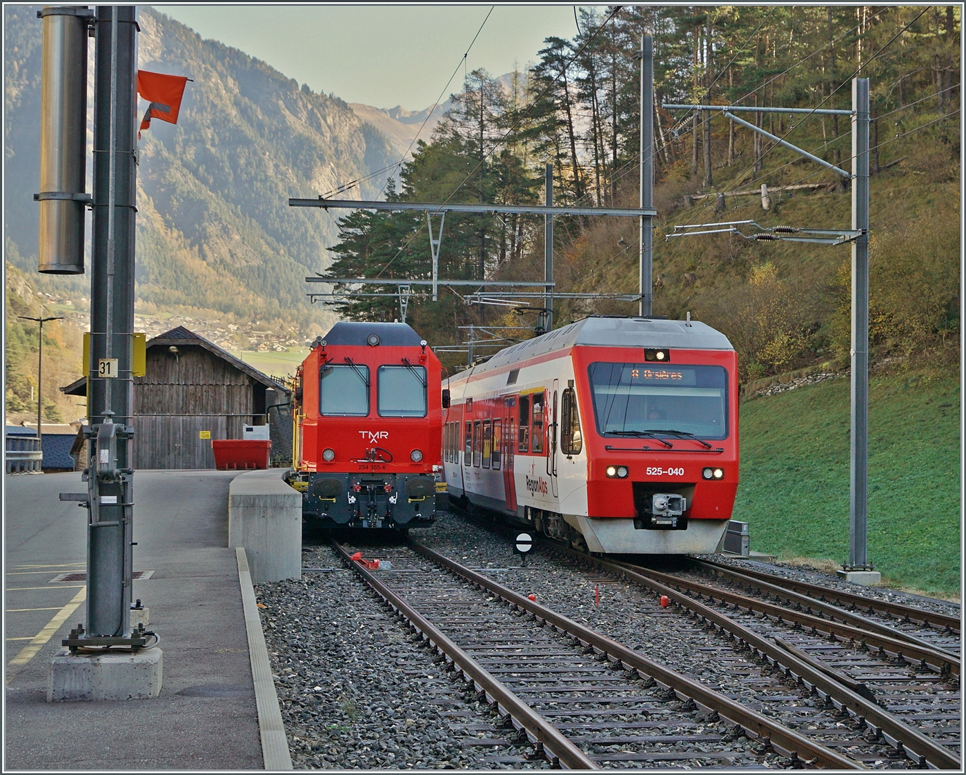 Der TMR Region Alpes RABe 525 040 ist auf der Stichtrecke von Orsières im Einsatz und erreicht sein Ziele Sembrancher, wo nach Martigny umgestiegen werden kann.
Daneben steht der TMR Region Alpes Tm 234 355-6. 

30. Oktober 2024