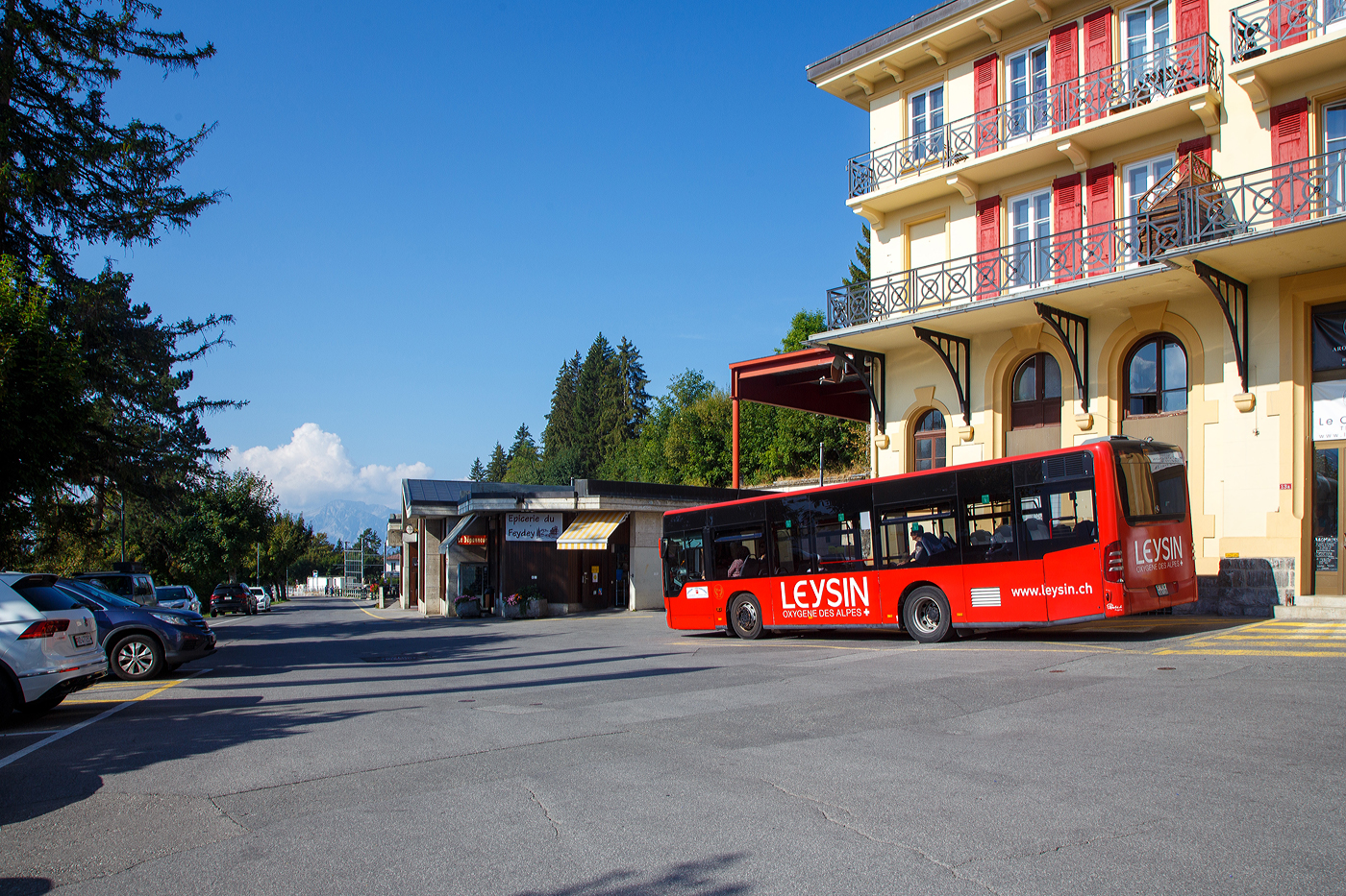 Der tpc AL Bahnhof (Aigle-Leysin-Bahn) Leysin-Feydey auf 1.398 m �. M. am 08. September 2023, von der Vorplatzseite.
