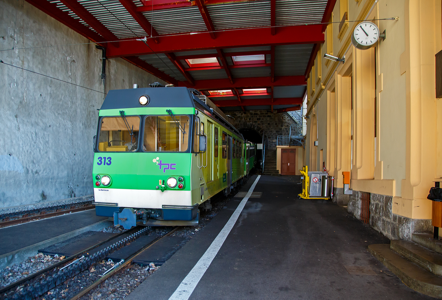 Der tpc AL BDeh 4/4 313 „La Berneuse“ (2. Klasse elektrischen Personentriebwagen mit Gep�ckabteil f�r den gemischten Zahnrad- und Adh�sionsbetrieb) mit den beiden AL Steuerwagen AL Bt 362 und AL Bt 363 kommt am 08 September 2023 vom Leysin - Grand-H�tel hinab, verl�sst gerade den 287 m langen Kehrtunnel Leysin und erreicht somit die Station Leysin-Feydey. Der dreiteilige Zug f�hrt als Regionalzug (R 25) von Leysin - Grand-H�tel nach Aigle.

Eine Einzelfahrkarte/Einzelbillett von Aigle nach Leysin - Grand-H�tel (5 Zonen) kostet im Vollpreis 9,20 CHF/Person somit die Hin- und R�ckfahrt (da vermutlich �ber 2 Stunden) 18,40 CHF/Person. Wir hatten aber Gl�ck (nicht nur mit dem wundersch�nen Wetter), die tpc feierte 125 Jahre der BVB an dem Wochenende, so bekamen wir Tageskaten f�rs ganze Netz der TPC f�r 10,- CHF/Person. Die drei TPC-Strecken ab Aigle (AL, ASD und AOMC) konnten wir so gut an einem Tag erkunden bzw. erfahren. F�r die 12,4 Kilometer lange Strecke von Bex nach Villars-sur-Ollon der BVB (Bex–Villars–Bretaye) brauchten wir dann einen ganzen weiteren Tag, den man auch einrechnen sollt.

Erkl�rung der verwendeten Abk�rzungen:
tpc = Tansports Publics du Chablais
AL = Chemin de fer Aigle–Leysin (Aigle-Leysin-Bahn)
ASD = Aigle–S�pey–Diablerets
AOMC = Aigle–Ollon–Monthey–Champ�ry
BVB = Chemin de fer Bex–Villars–Bretaye