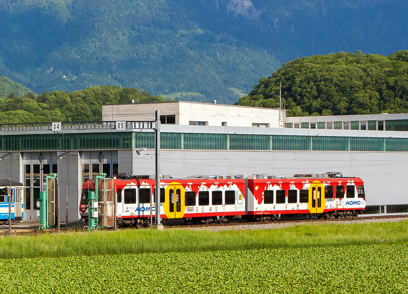 Der tpc AOMC Beh 4/8 592, ein elektrischer Doppeltriebwagen für den gemischten Zahnrad- und Adhäsionsbetrieb, steht am 28 Mai 2012 bei der Waschanlage im Dépôt der tpc in Châlex (bei Aigle). Bild aus einem SBB Zug heraus, die Fenster konnte man noch öffnen. 

Damals vor 11 Jahren war die tpc - Transports Publics du Chablais noch sehr farbenfroh in den ehemaligen Farben der einzelnen vier Bahnen. Der Triebwagen konnte damals auch nur auf der AOMC-Linie fahren, denn er war für 850 V Gleichspannung (DC) und mit dem Zahnstangensystem Strub ausgestattet.

Erst nach der Umstellung der AOMC Strecke im Sommer 2016 auf 1.500 V Gleichspannung (DC) und die Erneuerung der Zahnstangen durch das Zahnstangensystem Abt, wurden die Triebwagen entsprechend umgebaut. So sind sie auch heute auf der ASD Linie zu sehen. Die Bahnen ab Aigle haben heute die gleiche Fahrleitungsspannung 1.500 V und dasselbe Zahnstangensystem  (Abt), die ASD ist ja reine Adhäsionsbahn. Da aber die Zahnstangenabschnitte der AL (Aigle–Leysin-Bahn) bis zu 230 ‰ steil sind, ist der Einsatz bei Ihr in den Zahnstangenabschnitten möglich.
