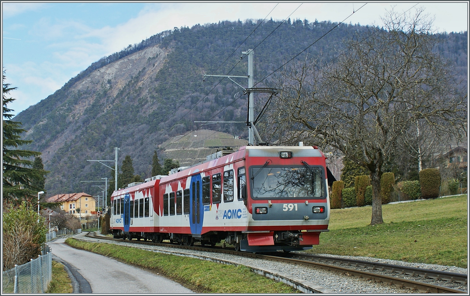 Der TPC AOMC Beh 4/8 591 ist bei Ollon auf dem Weg nach Aigle. 

24. Feb. 2010
