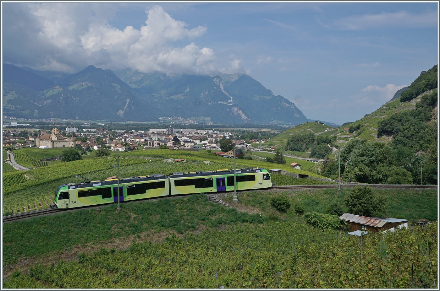 Der TPC ASD ABe 4/8 471 ist in den Rebbergen oberhalb von Aigle auf der Fahrt in Richtung Les Diablerets und zeigt sich im Gegensatz zum vorangegangen Bild etwas grösser und mit weniger Umgebung.

3. Aug. 2024