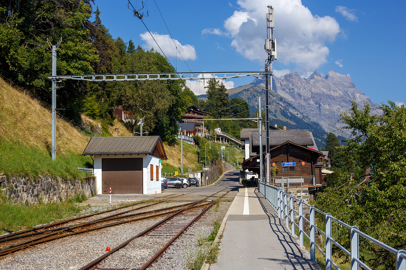 Der tpc Bahnhof Gryon auf 1.131 m ü. M. am 10.09.2023, Blickrichtung Barboleuse. Wir hatten zuvor einen wunderschönen Spaziergang hinab von La Barboleuse nach hier.

Der Bahnhof gehört zur ehemalige Chemin de fer électrique Bex–Gryon–Villars (BGV), später BVB Bex–Villars–Bretaye-Bahn. Seit 1999 Teil der TPC - Transports Publics du Chablais. Die Bahn der BGV entstand zur Erschließung der Dörfer Gryon und Villars-sur-Ollon auf einer Terrasse über dem Rhonetal. Die Strecke wird im gemischten Adhäsions- und Zahnradbetrieb befahren. Das 3,3 Kilometer lange Teilstück Bex–Bévieux und der 5,6 Kilometer langen Abschnitt Gryon–Villars–Chesières wurden Straßenbahnbetrieb gefahren. 

Der 4,9 Kilometer lange Zahnstangenabschnitt im System Abt von von Bévieux nach Gryon hat eine Maximalsteigung von 200 Promille. Wurde mit Zahnradloks bzw. –triebwagen befahren, wie u.a. die heute bei der Museumsbahn Blonay–Chamby vorhandenen BGV He 2/2 2  La Grisette .

Im Jahre 1942 fusionierten BGVC mit der VB zur BVB. 1975 bildete die BVB zusammen mit der Chemin de fer Aigle–Leysin (AL) und der Chemin de fer Aigle–Sépey–Diablerets (ASD) eine Betriebsgemeinschaft, der sich 1977 auch die Chemin de fer Aigle–Ollon–Monthey–Champéry (AOMC) anschloss. Im Jahre 1999 fusionierten alle vier Bahnen zur heutigen Transports Publics du Chablais (TPC).
