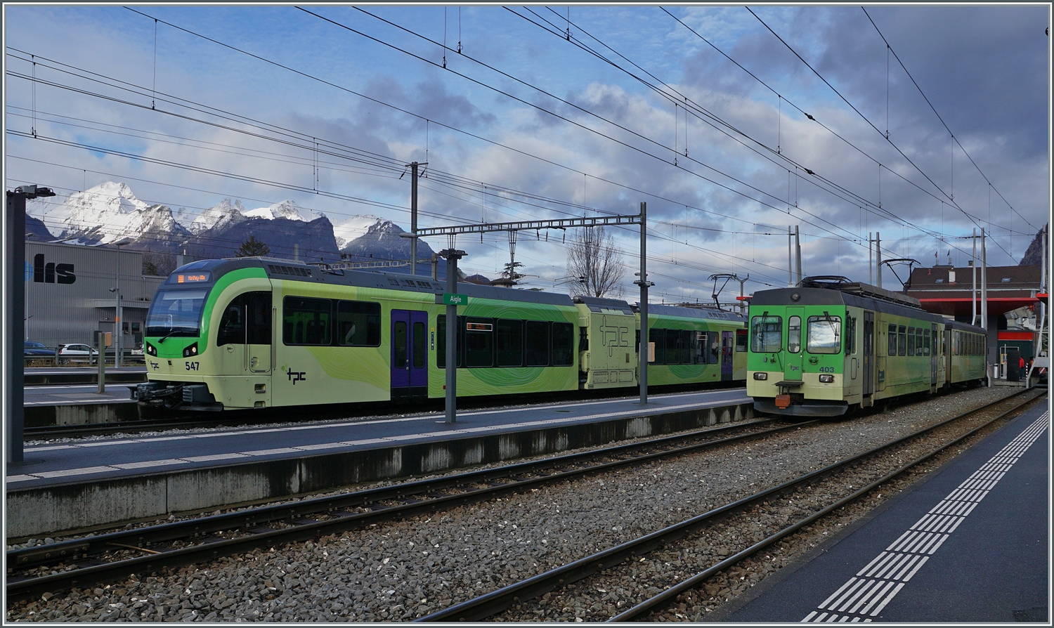 Der TPC Beh 2/6 547 wird als R 72 134 nach Monthey fahren, und daneben wartet der ASD BDe 4/4 403 mit Bt 431 als R 71 436 nach Les Diablerets auf die Abfahrt. 

4. Jan. 2023