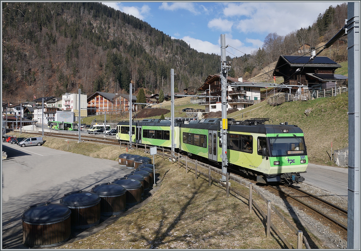 Der TPC Beh 4/8 591 verlässt als R71 den Bahnhof von Le Sépey in Richtung Les Diablerets.

17. Feb. 2024