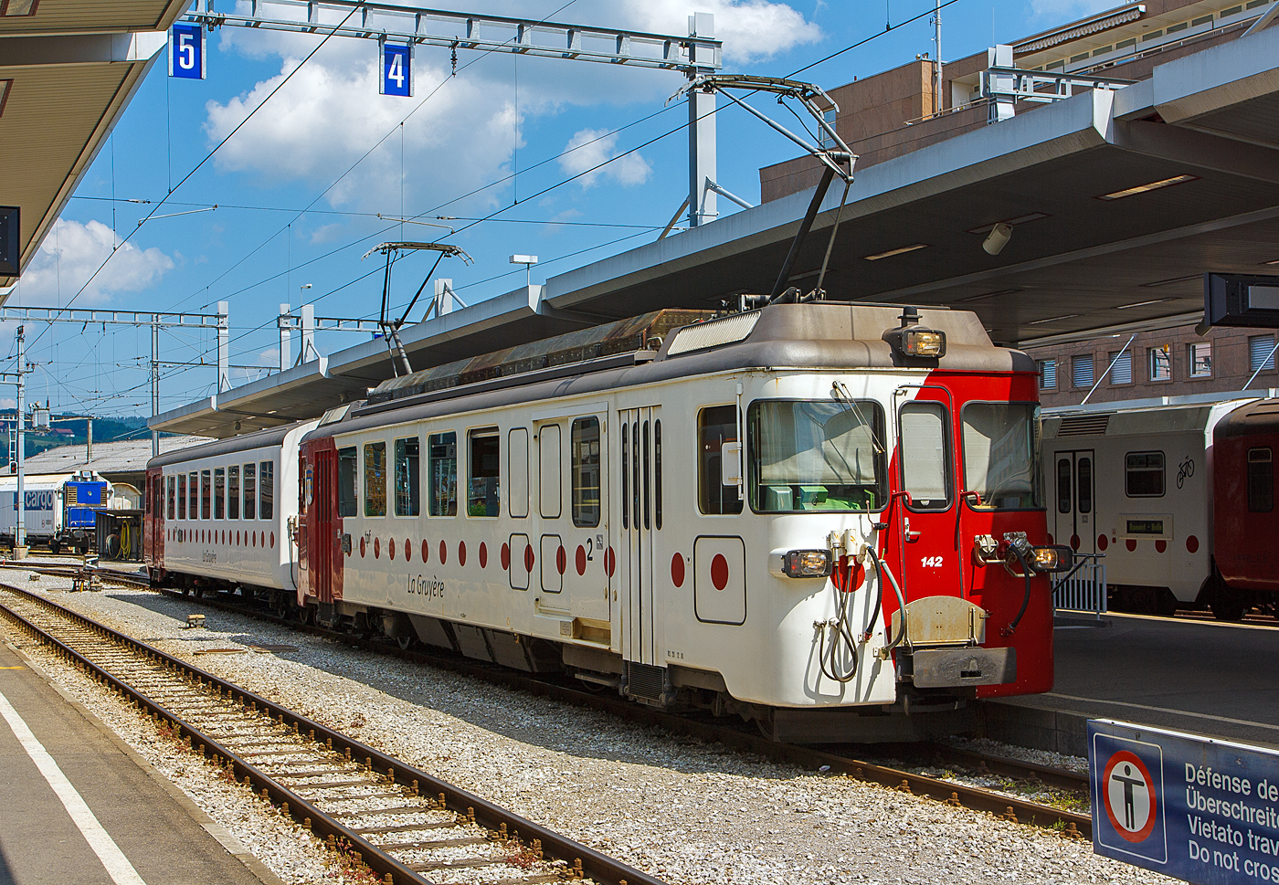 Der tpf - La Gruyère Meterspurtriebwagen BDe 4/4 – 142 „Semsales“ mit dem Steuerwagen Bt 252 stehen am 28.05.2012 im Bahnhof Bulle zur Abfahrt nach Broc bereit.

Die BDe 4/4 Nummer 141 und 142 sind elektrische Meterspur-Triebwagen. Sie wurden 1972 von der Chemins de fer fribourgeois Gruyère–Fribourg–Morat (GFM) beschafft. Hergestellt wurden sie von Schindler Waggon (mechanischer Teil) und SAAS - Société Anonyme des Ateliers de Sécheron (elektrischer Teil).

Geschichte:
Für den Bau der Autobahn N 12 wurden von der GFM Kiestransporte durchgeführt. Dazu beschafft die GFM diese beiden Triebwagen und zehn Selbstentladewagen. Diese wurden als Pendelzüge, bestehend aus je einem Triebwagen und vier Selbstentladewagen eingesetzt, wobei jeweils ein Wagen als Steuerwagen ausgerüstet war. So konnten zeitaufwendige Rangierfahrten gespart werden. Für diese Transporte wurden die Triebwagen zuerst ohne Inneneinrichtung, ohne Abteilsenkfenster und mit grüner Lackierung geliefert. Stattdessen wurden 11 Tonnen Ballast in Form von Sandsäcken geladen, wodurch sich das Dienstgewicht auf 46 Tonnen erhöhte.

Mit dem Abschluss der Kiestransporte im Jahr 1980 wurden die Triebwagen in silber/orange neu lackiert und erhielten ihre Innenausstattung. Sie wurden daraufhin im normalen Personen- und Güterverkehrs eingesetzt. Als die GFM im Jahr 1985 vom Rollschemel- auf Rollbockverkehr umstellte, konnten die Güterwagen nur mit einem zusätzlichen Kompressorwagen für die Druckluftbremse befördert werden, da die Triebwagen nur über eine Vakuumbremse verfügen.

Durch die Fusion der GFM mit der Transport en commun de Fribourg (TF) im Jahr 2000 kamen die Triebwagen zu den Freiburgischen Verkehrsbetrieben (TPF).

Mit der Lieferung der neuen Triebwagen ABe 2/4 und Be 2/4 wurden die beiden Triebwagen im Jahr 2017 abgestellt. Der Triebwagen 141 gelangte daraufhin zur GFM Historique und dieser Triebwagen 142 wurde abgebrochen (verschrottet).

Technik:
Der Wagenkasten ist eine geschweißte, selbsttragende Leichtbau-Stahlkonstruktion. Der Innenraum ist durch Querwände geteilt, sodass ein Raucherabteil mit 24 Sitzen, ein Nichtraucherabteil mit 16 Sitzen und ein Gepäckabteil entstehen. Das Gepäckabteil ist mit Schiebetoren ausgestattet. Die Einstiegstüren sind als pneumatisch betätigte Falttüren mit Klapptritt ausgeführt.

Der Drehgestellrahmen besteht aus einem geschweißten Stahlhohlträger mit Längs-, Quer- und Kopfträgern. Die Fahrmotoren sind in Längsrichtung angeordnet und treiben über eine Kardanwelle und Hypoidegetriebe die Achsen an. Die Primär- und Sekundärfederung besteht aus Schraubenfedern, wobei die Sekundärfederung mit zusätzlichen Gummifedern ausgerüstet ist. Die Kraftübertragung zwischen Drehgestell und Kasten erfolgt mittels eines Lenkersystems.

Aufgrund der Größe der Vakuumbremsanlage ist diese nicht im Drehgestell angeordnet, sondern zwischen den Drehgestellen unterhalb des Wagenbodens. Dort ist auch ein Teil der elektrischen Ausrüstung untergebracht.

Auf dem Dach sind die zwei Einholm-Stromabnehmer, die Fahr- und Bremswiderstände und Ventilatoren zur Kühlung der Fahrmotoren angeordnet.

TECHNISCH DATEN Triebwagen (BDe 4/4 141 und 142):
Hersteller: Schindler Waggon (mechanisch), SAAS (elektrisch) 
Anzahl: 2
Baujahr: 1972, geliefert ohne Inneneinrichtung und mit abgedeckten Abteilfenstern, mit 11 Tonnen Sandsäcke als Ballast für die Kieszüge.
Umbau 1981 entfernen der Ballast-Säcke und Einbau der Innenausstattung und Neulackierung in silber/orange.
Ausmusterung: 2017
Spurweite: 1.000 mm (Meterspur)
Achsfolge: Bo‘ Bo
Länge über Kupplung: 17.900 mm
Höhe: 3.300 mm
Breite: 3.046 mm
Drehzapfenabstand: 11.300 mm
Achsstand im Drehgestell : 2.500 mm
Treibraddurchmesser: 	850 mm
Eigengewicht: 36,5 t
Höchstgeschwindigkeit: 70 km/h
Stundenleistung: 672 kW
Stromsystem: 900 V DC
Stromübertragung: Oberleitung
Anzahl der Fahrmotoren: 4
Getriebe: Hypoidantrieb (Abwandlung eines Kegelradgetriebes)
Untersetzung: 1:6,57
Bremse: Federspeicher-, elektrische Widerstands- und Vakuumbremse
Kupplungstyp: Handgekuppelte Mittelpufferkupplungen
Maximale Zuladung (Gepäckabteil): 2,0 t
Sitzplätze: 	40 (in der 2. Klasse ohne Klappsitze)
Stehplätze: 56
Fußbodenhöhe: 	1.020 mm

TECHNISCH DATEN Steuerwagen Bt 252:
Anzahl der Achsen: 4 (in 2 Drehgestellen)
Länge über Kupplung: 16.810 mm
Drehzapfenabstand: 11.350 mm
Eigengewicht: 17,5 t
Sitzplätze: 	62 (in der 2. Klasse ohne Klappsitze)
