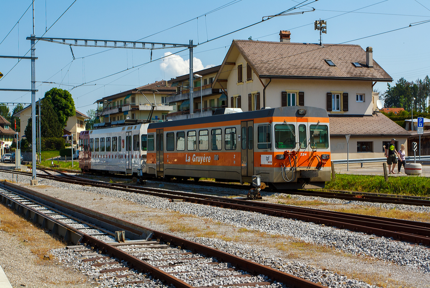 Der tpf - La Gruyère Be 4/4 122 „La Tour-de-Trême“  (ex BDe 4/4) ein ACMV Westschweizer Meterspurtriebwagen gekuppelt mit dem Steuerwagen tpf Bt 224 (noch im GFM orange/weiß) stehen am 28.05.2012 im Bahnhof Palézieux, hier ist Endstation der meterspurigen Gleise, der Strecke Palézieux - Bulle – Montbovon (117 und 118). Hier links unten im Bild die Rollbockgrube. Auf der anderen Seite des Bahnhofes ist der Anschluss an die SBB normalspurige Strecke Lausanne - Freiburg (250).

Die Westschweizer Meterspurtriebwagen sind elektrische Triebwagen und Triebzüge, die 1985 bis 1992 von den Ateliers de constructions mécaniques de Vevey ACMV und 1996 von Vevey Technologies an sechs Westschweizer Privatbahnen für verschiedene Stromsysteme und zum Teil mit gemischtem Adhäsions- und Zahnradantrieb geliefert wurden. Die Chemins de fer fribourgeois Gruyère–Fribourg–Morat (GFM), nach Fusion mit der Transport en commun de Fribourg (TF) seit 2000 tpf - Freiburgischen Verkehrsbetrieben, beschaffte 4 Triebwagen BDe 4/4 121 – 124 (1992 und 1996 jeweils 2), 2010–2012 wurde das Gepäckabteil entfernt und die Wagen erhielten einen neuen Anstrich und die Bezeichnung Be 4/4. Zudem wurden sechs Steuerwagen Bt 221–226 beschafft (1992 und 1996 jeweils 3).

Fahrzeugkonstruktion
Die Fahrzeugfamilie ist modular aufgebaut und ließ sich bezüglich ihrer Größe und Ausstattung an die Erfordernisse der jeweiligen Bahngesellschaft anpassen. Die Triebwagen wurden elf Jahre produziert und während dieser Zeit der technischen Entwicklung angepasst.

Die Fahrzeuge sind in leichter Stahlbauart konstruiert und 2,65 Meter breit. Die Schürzen, der Unterteil des Kastens, wurden aus Aluminium-Stangpressprofilen hergestellt, die nach einer Kollision mit Kraftfahrzeugen ausgewechselt werden können. An den Stirnwänden wurden bei weniger beanspruchten Elementen Formteile aus glasfaserverstärktem Kunststoff verwendet. Die Wagenkästen der Triebwagen sind für die Aufnahme der elektrischen Ausrüstung verstärkt und mit Befestigungspunkten versehen. Für die Laufdrehgestelle wurde eine Bauart übernommen, die schon bei Steuerwagen der BAM und YSteC verwendet wurde. Die Triebdrehgestelle verfügen über einen Rolldrehkranz und zwei längs angeordnete Fahrmotoren, die je eine Achse über Kardanwellen antreiben.

Neben einer Rekuperations- und einer Widerstandsbremse sind die Triebwagen mit einer selbsttätigen Druckluftbremse ausgerüstet. Weil deren Hauptleitung durch die Elektronik gesteuert wird, kann der Zug einhändig mit dem Fahrschalter bedient werden. Die Fahrzeuge verfügen über eine Befehlsgebersteuerung mit den Stufen „−“, „●“, „M“, „+“ „++“, die zum Verkleinern, Festhalten und Vergrössern des Fahrmotorstroms dienen. Damit werden die maximalen Beschleunigungs- und Verzögerungswerte vorgegeben.

Die elektrische Ausrüstung meist Choppersteuerung und automatischer Feldschwächung wurde von Brown, Boveri & Cie. (BBC) entwickelt und geliefert. Die ex GMF Triebwagen haben jedoch eine elektrische Ausrüstung mit Umrichtern. Bis zu drei Triebwagen können in Vielfachsteuerung verkehren.

Die 1992 an die Chemins de fer fribourgeois Gruyère–Fribourg–Morat (GFM) gelieferten BDe 4/4 hatten zusätzliche Anforderungen zu erfüllen, da sie im Rollbock-Verkehr eingesetzt wurden. Um die Adhäsion bestmöglich auszunutzen, erhielten sie einen von den ABe 4/4III der Rhätischen Bahn (RhB) abgeleiteten Drehstromantrieb mit Umrichtern. Die Stirnwände sind zusätzlich zum Mittelpuffer mit einer Schraubenkupplung (Zp1) mit Seitenpuffern und einer UIC-Schraubenkupplung ausgestattet und das Untergestell wurde verstärkt. Weil damit das notwendige Adhäsionsgewicht noch nicht erreicht war, wurde das Untergestell mit kräftigeren Blechen gebaut. Die Triebwagen und die drei zugehörigen Steuerwagen erhielten Druckluftbremsen. Da die Schmalspurwagen der Freiburger Bahnen mit Vakuum gebremst werden, war zusätzlich der Einbau einer Vakuumpumpe und der zugehörigen Leitungen notwendig. Außerdem erhielten die Triebwagen eine direkt wirkende Rangierbremse. Mit dem Drehstromantrieb kam auch eine Elektronik neuester Generation zum Einsatz. Dadurch wurden auf dem Führertisch viele große Schalter durch kleine Taster abgelöst. Der Führerstand wurde komplett neu gestaltet und befindet sich wie bei den anderen Triebfahrzeugen der GFM auf der rechten Seite. Die BDe 4/4 erhielten Gepäcktore, die einen direkten Zugang auf den Wagenboden erlauben. In den Steuerwagen steht den Reisenden eine Toilette zur Verfügung.

1996 erhielten die GFM von Vevey Technologies, der Nachfolgerin der ACMV, zwei weitere Be 4/4, um die aus dem Jahr 1943 stammenden Be 4/4 131 und 132 zu ersetzen.  2012 bis 2016 entfernten die Freiburgischen Verkehrsbetriebe (TPF), zu denen die GFM seit dem Jahr 2000 gehören, das Gepäckabteil und die Triebwagen erhielten die Bezeichnung Be 4/4.

TECHNISCHE DATEN TPF Be 4/4 121 - 124 (ex BDe 4/4):
Hersteller: Vevey (ACMV) /BBC (Be + Bt) / SIG (B)
Spurweite: 1.000 mm
Achsfolge: Bo' Bo'
Länge über Puffer: 17.600 mm
Höchstgeschwindigkeit: 90 km/h
Gewicht: 36.0 t
Drehstrom-Motoren: 4 Stück ABB 4EBA3536B 
Maximale Leistung: 640 kW
Fahrleitungsspannung: 900 V =
Kupplungstyp: Zp1 (Mittelpuffer mit einer Schraubenkupplung)
