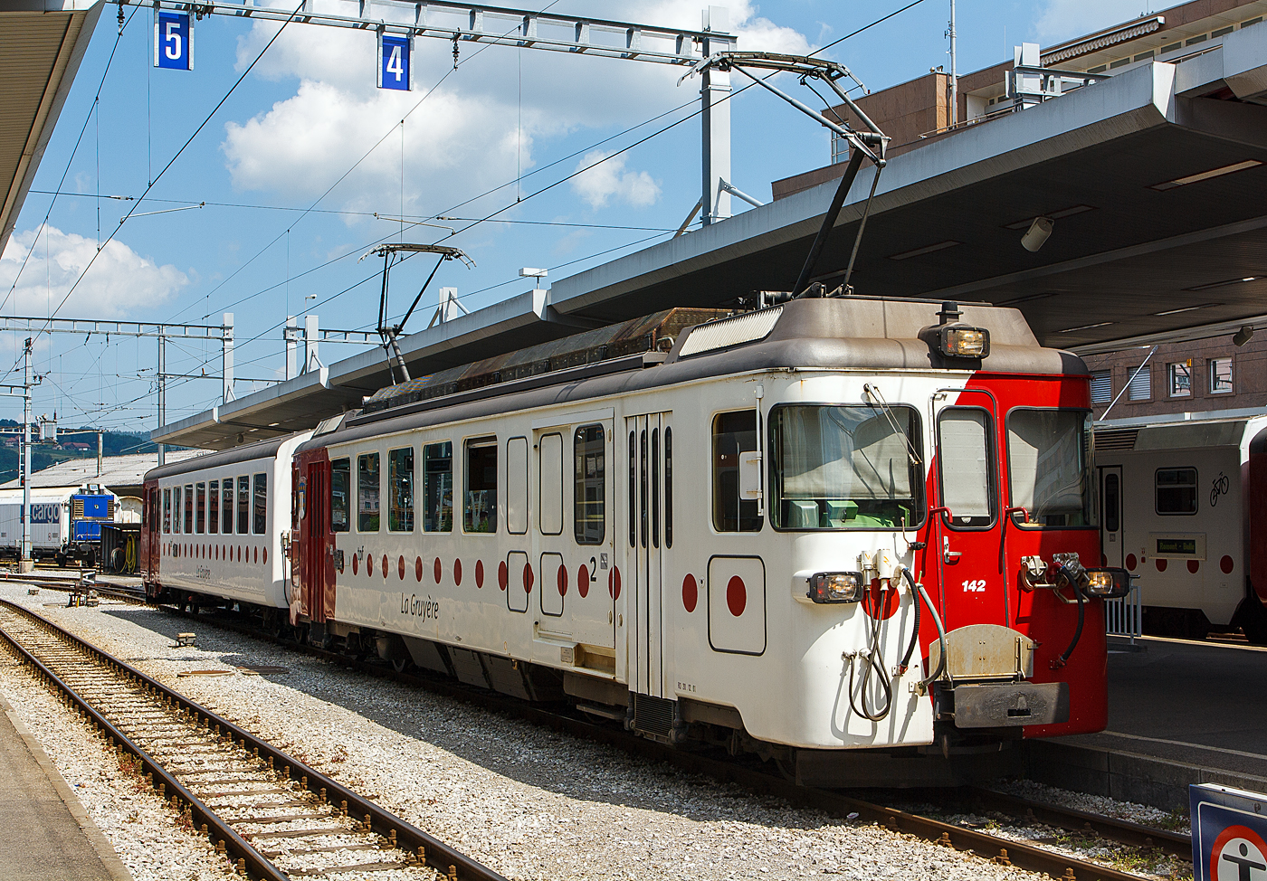 Der tpf - La Gruy�re Meterspurtriebwagen BDe 4/4 – 142 „Semsales“ mit dem Steuerwagen Bt 252 stehen am 28.05.2012 im Bahnhof Bulle zur Abfahrt nach Broc bereit.

Die BDe 4/4 Nummer 141 und 142 sind elektrische Meterspur-Triebwagen. Sie wurden 1972 von der Chemins de fer fribourgeois Gruy�re–Fribourg–Morat (GFM) beschafft. Hergestellt wurden sie von Schindler Waggon (mechanischer Teil) und SAAS - Soci�t� Anonyme des Ateliers de S�cheron (elektrischer Teil).

Geschichte:
F�r den Bau der Autobahn N 12 wurden von der GFM Kiestransporte durchgef�hrt. Dazu beschafft die GFM diese beiden Triebwagen und zehn Selbstentladewagen. Diese wurden als Pendelz�ge, bestehend aus je einem Triebwagen und vier Selbstentladewagen eingesetzt, wobei jeweils ein Wagen als Steuerwagen ausger�stet war. So konnten zeitaufwendige Rangierfahrten gespart werden. F�r diese Transporte wurden die Triebwagen zuerst ohne Inneneinrichtung, ohne Abteilsenkfenster und mit gr�ner Lackierung geliefert. Stattdessen wurden 11 Tonnen Ballast in Form von Sands�cken geladen, wodurch sich das Dienstgewicht auf 46 Tonnen erh�hte.

Mit dem Abschluss der Kiestransporte im Jahr 1980 wurden die Triebwagen in silber/orange neu lackiert und erhielten ihre Innenausstattung. Sie wurden daraufhin im normalen Personen- und G�terverkehrs eingesetzt. Als die GFM im Jahr 1985 vom Rollschemel- auf Rollbockverkehr umstellte, konnten die G�terwagen nur mit einem zus�tzlichen Kompressorwagen f�r die Druckluftbremse bef�rdert werden, da die Triebwagen nur �ber eine Vakuumbremse verf�gen.

Durch die Fusion der GFM mit der Transport en commun de Fribourg (TF) im Jahr 2000 kamen die Triebwagen zu den Freiburgischen Verkehrsbetrieben (TPF).

Mit der Lieferung der neuen Triebwagen ABe 2/4 und Be 2/4 wurden die beiden Triebwagen im Jahr 2017 abgestellt. Der Triebwagen 141 gelangte daraufhin zur GFM Historique und dieser Triebwagen 142 wurde abgebrochen (verschrottet).

Technik:
Der Wagenkasten ist eine geschwei�te, selbsttragende Leichtbau-Stahlkonstruktion. Der Innenraum ist durch Querw�nde geteilt, sodass ein Raucherabteil mit 24 Sitzen, ein Nichtraucherabteil mit 16 Sitzen und ein Gep�ckabteil entstehen. Das Gep�ckabteil ist mit Schiebetoren ausgestattet. Die Einstiegst�ren sind als pneumatisch bet�tigte Faltt�ren mit Klapptritt ausgef�hrt.

Der Drehgestellrahmen besteht aus einem geschwei�ten Stahlhohltr�ger mit L�ngs-, Quer- und Kopftr�gern. Die Fahrmotoren sind in L�ngsrichtung angeordnet und treiben �ber eine Kardanwelle und Hypoidegetriebe die Achsen an. Die Prim�r- und Sekund�rfederung besteht aus Schraubenfedern, wobei die Sekund�rfederung mit zus�tzlichen Gummifedern ausger�stet ist. Die Kraft�bertragung zwischen Drehgestell und Kasten erfolgt mittels eines Lenkersystems.

Aufgrund der Gr��e der Vakuumbremsanlage ist diese nicht im Drehgestell angeordnet, sondern zwischen den Drehgestellen unterhalb des Wagenbodens. Dort ist auch ein Teil der elektrischen Ausr�stung untergebracht.

Auf dem Dach sind die zwei Einholm-Stromabnehmer, die Fahr- und Bremswiderst�nde und Ventilatoren zur K�hlung der Fahrmotoren angeordnet.

TECHNISCH DATEN Triebwagen (BDe 4/4 141 und 142):
Hersteller: Schindler Waggon (mechanisch), SAAS (elektrisch) 
Anzahl: 2
Baujahr: 1972, geliefert ohne Inneneinrichtung und mit abgedeckten Abteilfenstern, mit 11 Tonnen Sands�cke als Ballast f�r die Kiesz�ge.
Umbau 1981 entfernen der Ballast-S�cke und Einbau der Innenausstattung und Neulackierung in silber/orange.
Ausmusterung: 2017
Spurweite: 1.000 mm (Meterspur)
Achsfolge: Bo‘ Bo
L�nge �ber Kupplung: 17.900 mm
H�he: 3.300 mm
Breite: 3.046 mm
Drehzapfenabstand: 11.300 mm
Achsstand im Drehgestell : 2.500 mm
Treibraddurchmesser:  850 mm
Eigengewicht: 36,5 t
H�chstgeschwindigkeit: 70 km/h
Stundenleistung: 672 kW
Stromsystem: 900 V DC
Strom�bertragung: Oberleitung
Anzahl der Fahrmotoren: 4
Getriebe: Hypoidantrieb (Abwandlung eines Kegelradgetriebes)
Untersetzung: 1:6,57
Bremse: Federspeicher-, elektrische Widerstands- und Vakuumbremse
Kupplungstyp: Handgekuppelte Mittelpufferkupplungen
Maximale Zuladung (Gep�ckabteil): 2,0 t
Sitzpl�tze:  40 (in der 2. Klasse ohne Klappsitze)
Stehpl�tze: 56
Fu�bodenh�he:  1.020 mm

TECHNISCH DATEN Steuerwagen Bt 252:
Anzahl der Achsen: 4 (in 2 Drehgestellen)
L�nge �ber Kupplung: 16.810 mm
Drehzapfenabstand: 11.350 mm
Eigengewicht: 17,5 t
Sitzpl�tze:  62 (in der 2. Klasse ohne Klappsitze)
