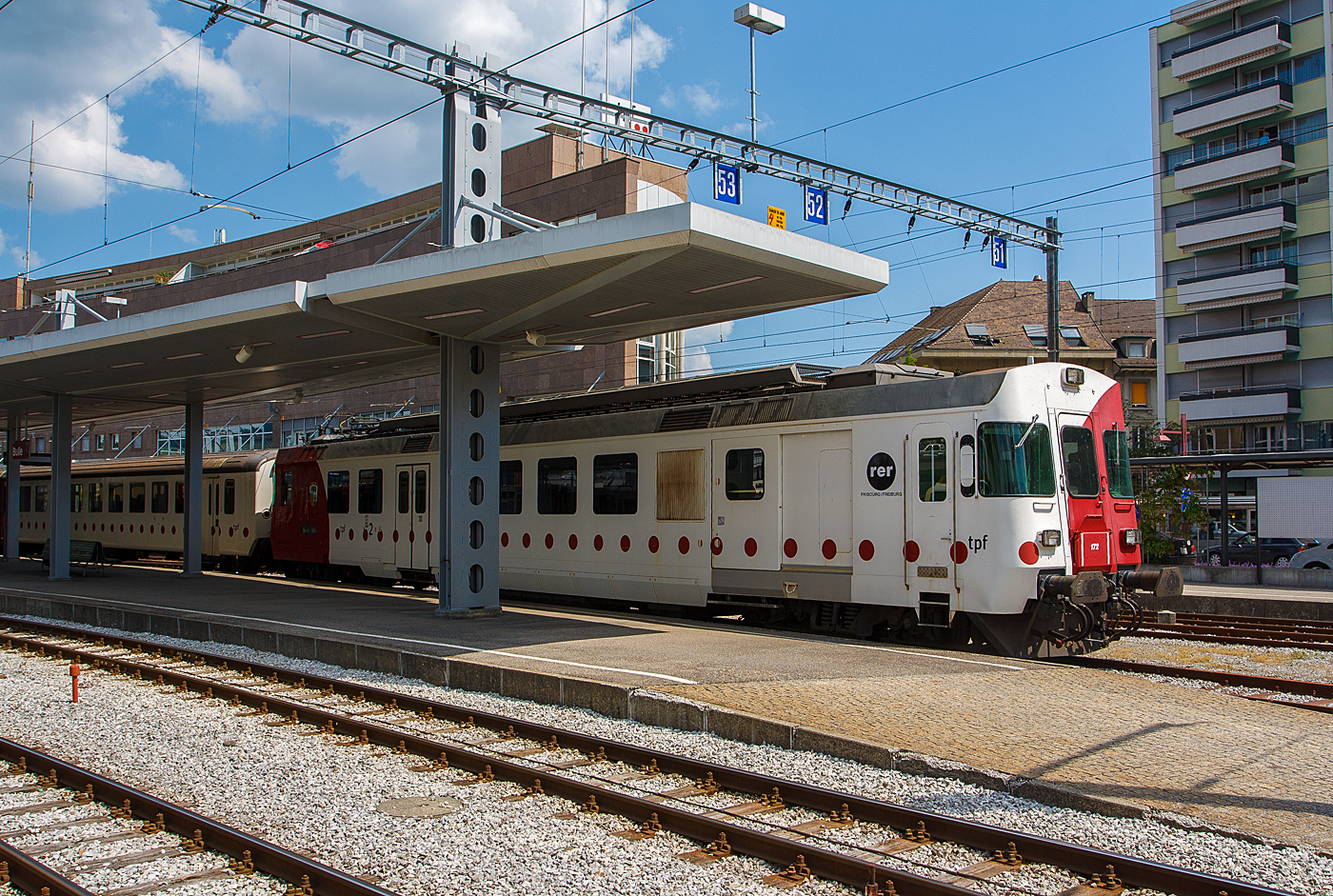 Der tpf RBDe 567 172-2  „Vully“, ex GMF RABDe 537 172, ex GMF RABDe 4/4 172, steht am 28.05.2012 mit einem Pendelzug (B365 + Bt371)  nach Romont, im Bahnhof Bulle zur Abfahrt bereit.

Die Abkürzung tpf steht für Transports publics fribourgeois SA (Freiburgische Verkehrsbetriebe AG), sie entstand rückwirkend zum 01.01.2000, durch die Fusion der Chemins de fer fribourgeois Gruyère–Fribourg–Morat (GFM) mit den Verkehrsbetrieben Freiburg, französisch Transports en commun de Fribourg SA (TF). Sie betreiben Normalspurbahnlinien, Schmalspurbahnlinien, Trolleybuslinien, Autobuslinien sowie eine Standseilbahn in der Stadt Freiburg und im Kanton Freiburg sowie angrenzenden Gebieten.

Als TPF und TRN RBDe 567 sind zwei äußerlich verschiedene, von der elektrischen Ausrüstung her jedoch identische Triebwagentypen aus der Gruppe der „Privatbahn-NPZ“  klassifiziert, von denen je vier Stück geliefert wurden.

Die zwei RABDe 4/4, aus der Gruppe der „Privatbahn-NPZ“, leiteten 1983 bei der GFM (heute TPF) die Modernisierung des Triebfahrzeugparks ein. Der Kastenaufbau war grundsätzlich gleich wie beim BLS RBDe 565, aber durch das Ansetzen eines Führerstandes am Ende II mussten die Apparateschränke zurückversetzt werden. Das kleinere Abteil wurde ohne Veränderung des Sitzteilers als 1. Klasse Abteil beschriftet. Die Kopfform der Triebwagen musste abgeändert werden, da eine Stirnwandtüre mit Faltenbalg eingebaut werden sollte. Die Fahrzeuge wurden mit den Nummern GFM 171–172 in Betrieb gesetzt. Zwei baugleiche Fahrzeuge beschaffte auch die Régional du Val-de-Travers (RVT), heute Transports Régionaux Neuchâtelois (TRN). Der RVT-Triebwagen 104 wechselte 1991/92 als 173 zur GFM.

Die GFM erhielt zudem 1983 sowie1985 je einen Steuerwagen Bt 371 und 373 mit identischer Kopfform. Im Weiteren wurden zur Fernsteuerung dieser Triebwagen drei Bt der EAV-Triebwagen adaptiert. 

Im Jahr 1991 beschaffte die GFM noch die beiden Triebwagen RABDe 4/4 181 und 182 (RBDe 567 181 und 182), wie die RVT Triebwagen RBDe 4/4 106 (1985) und 107 (1991), wurden die BLS-Ausführung mit nur einem Führerstand beschafft. Dazu kamen bei der GFM die Steuerwagen Bt 381–382. Diese Steuerwagen können auch mit den Triebwagen der Lieferung 1983 eingesetzt werden und umgekehrt.

Die Triebwagen übernahmen bei der GFM zuerst wesentliche Teile, danach praktisch den gesamten Verkehr als zweiteilige Pendelzüge auf der Strecke Freiburg–Murten–Ins, etwas später auch auf der Strecke Bulle–Romont, wobei hier der Steuerwagen nur in den Spitzenzeiten mitgeführt wurde. Auf beiden Strecken besorgten die Triebwagen auch den Güterverkehr, bis dieser 1996 an die  Trabis  überging und seit Dezember 2006 von SBB Cargo mit eigenen Triebfahrzeugen ausgeführt wird. Bei der RVT fuhren die Triebwagen zuerst vierteilige Pendelzüge Neuchâtel–Fleurier–Buttes abwechselnd mit Pendelzügen der SBB.
Heute werden der Zug in der Kompositionen RBDe 567 172 + B365 + Bt371 gefahren, der gesamte dreiteilige Zug ist dann 76.20 m lang.

TECHNISCHE DATEN RBDe 567 172:
Inbetriebsetzung: 1983 (Umbau 2005)
Hersteller : SWS / BBC
Spurweite:  1.435 mm (Normalspur)
Achsformel:  Bo’Bo’ 
Länge über Puffer:  25.000 mm 
Drehzapfenabstand: je 17.600 mm
Achsabstand im Drehgestell: 2.700 mm
Dienstgewicht:  70 t 
Höchstgeschwindigkeit: 140 km/h
Leistung: 1.650 kW
Elektrische Motoren : 4 Stück vom Typ ABB 4FXM3252

Quelle: tpf und wikipedia

