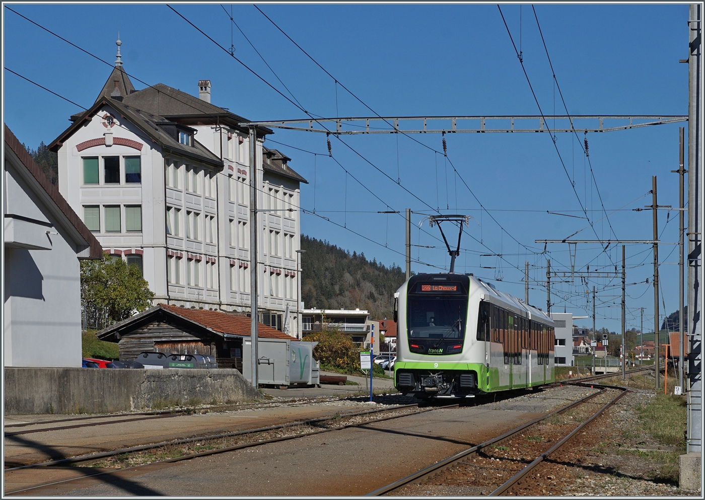 Der transN ABe 4/8 N° 9 verlässt La Sagne in Richtung La Chaux de Fonds. 

28. Oktober 2024