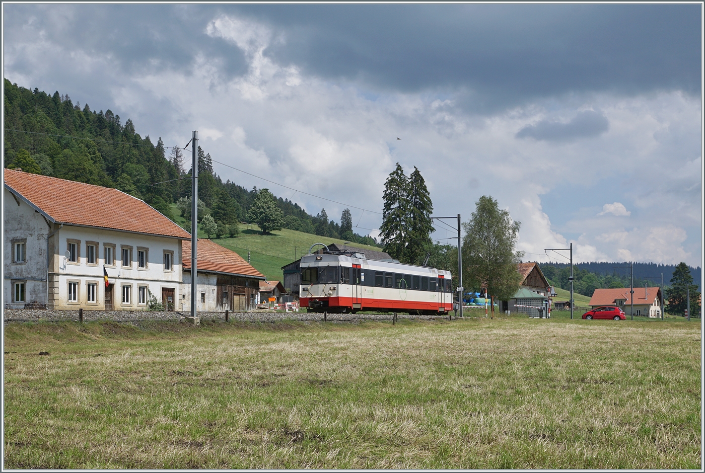 Der transN (ex cm,) BDe 4//4 ist bei Les Coeudres als  Regionalzug R 22 316 auf dem Weg nach Les Pont de Martel. Diese Leistung ist eigentlich (praktisch) die Leerfahrt des Sch�lerzugs R 22 317 nach La Corbati�res, die aber im Fahrplan publiziert ist und genzutzt werden kann. 

27. Juni 2024