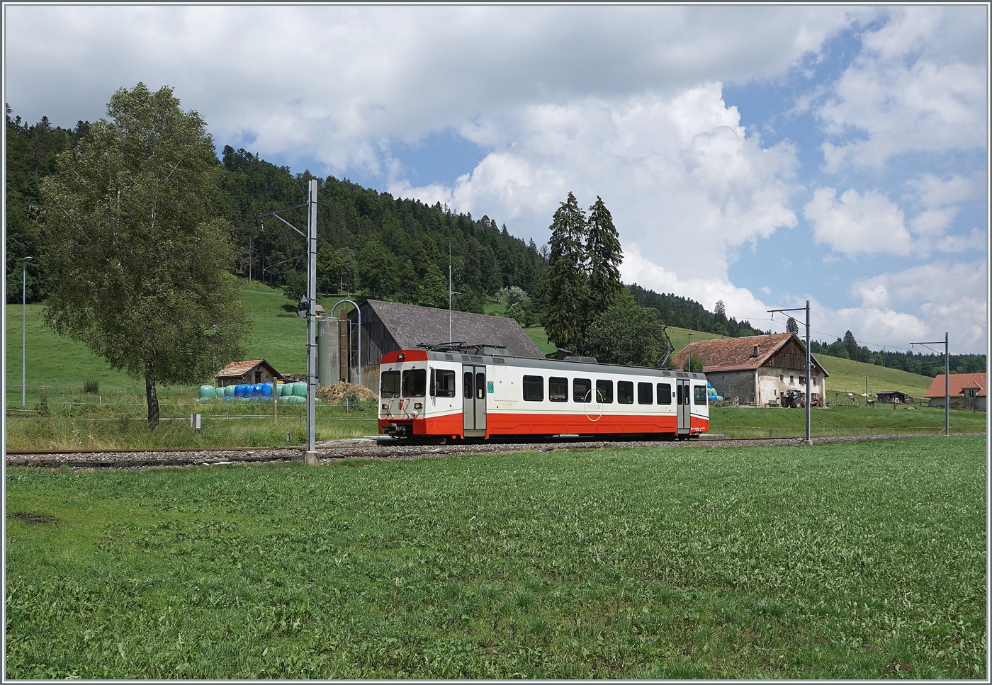 Der transN (ex cmn) BDe 4//4 N° 8 ist als R 22 319 von La Chaux de Fonds nach Les Ponts de martel unterwegs und erreicht gerade die kleine Haltestelle Les Coeudres, wo er aber mangels Haltewunsch ohne Halt durchfährt. Die Haltestelle ist übringens so klein, dass der durchfahrende Zug sie vollständig verdeckt.

27. Juni 2024