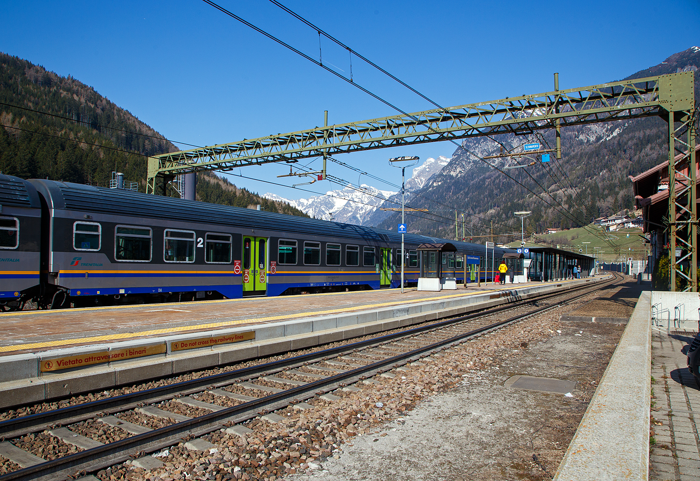 Der Trenitalia 2. Klasse MDVC-Reisezugwagen 50 83 21-86 015-9 I-TI, der Gattung nB, am 28 März 2022 im Bahnhof Gossensaß/Colle Isarco, im Zugverbund vom Regional-Express Verona Porta Nuova zum Brenner/ Brennero).

Die den Wagen handelt es sich um in Italien hergestellte Eisenbahnwaggons die speziell für den Einsatz für mittlere Entfernungen wie z.B. RE (Regionalexpress Züge). Die MDVC-Wagen (Carrozze tipo MDVC) sind ähnlich den MDVE-Wagen, deutlicher äußerlicher Unterschied sind die Türen. Hier die pneumatisch betätigten, zweiflügeligen Schiebetüren (mit einer lichten Breite 1.200 mm sind sie etwas breiter als bei den MDVE. Auch die Innenraumaufteilung unterscheidet sich. 

TECHNISCHE DATEN: 
Spurweite: 1.435 mm
Länge über Puffer:  26.400 mm
Drehzapfenabstand: 19.000 mm
Achsabstand im Drehgestell: 2.400 mm
Sitzplätze: 82 (2. Klasse) 
Eigengewicht: 41 t
Höchstgeschwindigkeit:  160 km/h
Bremsbauart:  Freno WU-R 59 t (D)