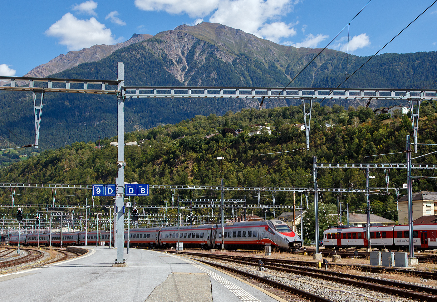 Der Trenitalia  Frecciargento“ ETR 610.011(93 85 5 610 711-0 CH-TI / 93 85 5 610 111-2 CH-TI) verlässt, als EC 451/ECE 451 von Frankfurt/Main Hbf über Basel SBB, Brig und Domodossola nach Milano Centrale,  am 07 September 2021den Bahnhof Brig. In Deutschland wird er als ECE 451 geführt, ab Basel SBB dann als EC 451.