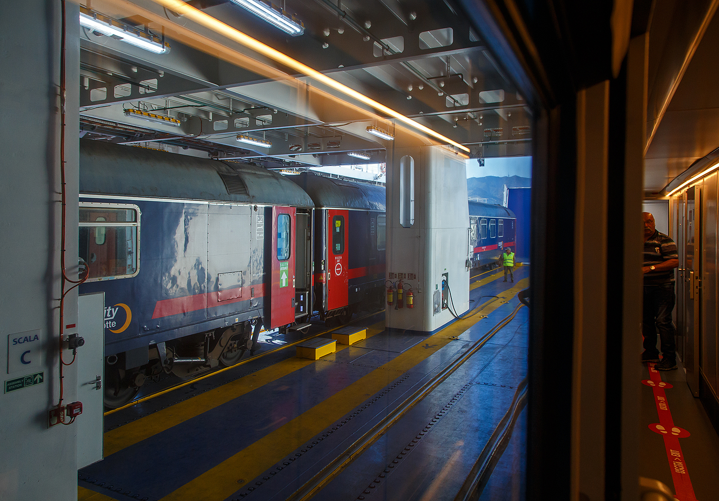 Der Trenitalia InterCity Notte ICN 1962 von Syrakus (Siracusa) nach Milano Centrale, ist am 20.07.2022 in Messina auf die RFI Eisenbahnfähre Iginia II, verladen und wir können gleich aus dem Zug aussteigen und am Oberdeck die Überfahrt auf der Straße von Messina zum italienischen Festland nach Villa San Giovanni genießen