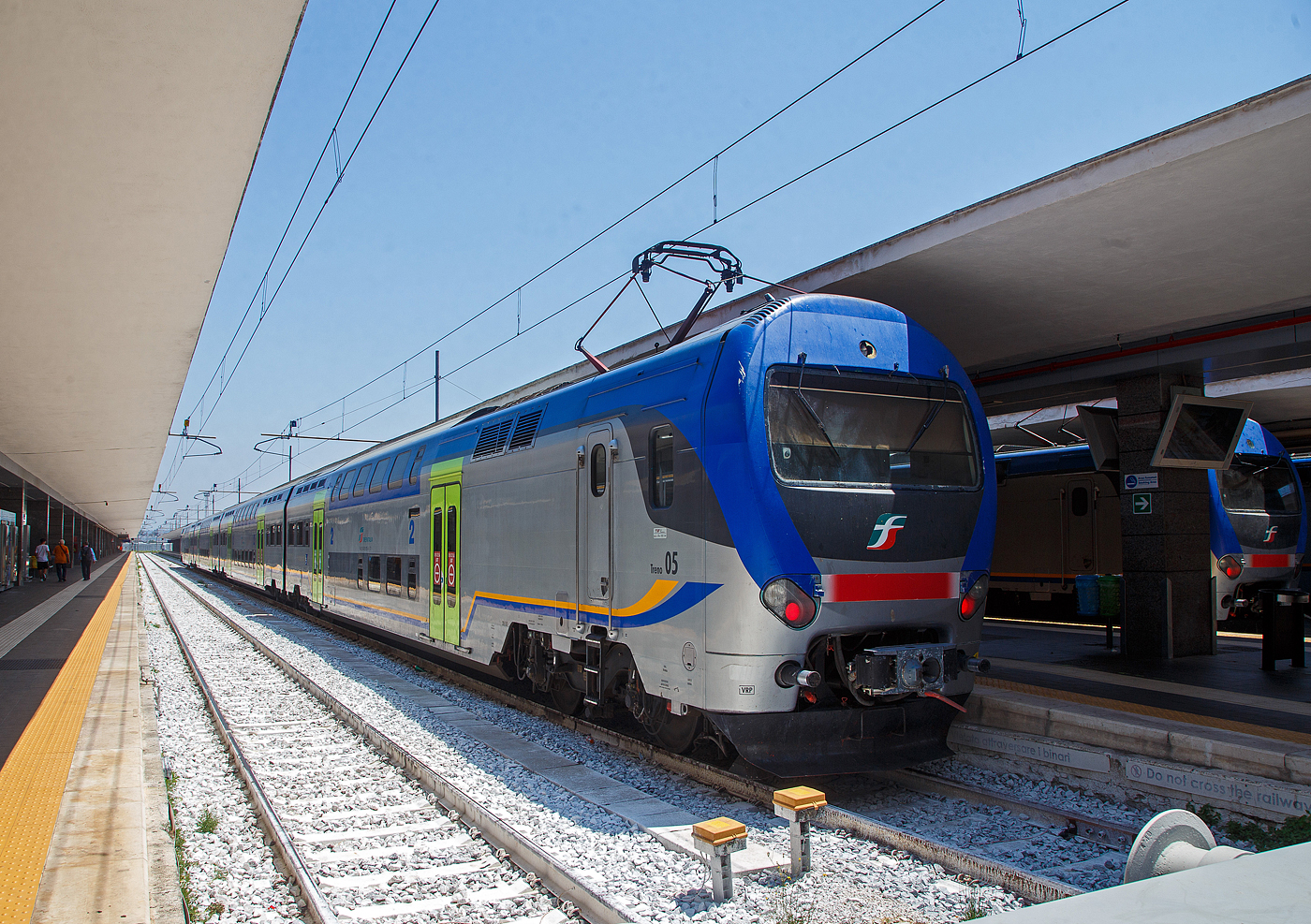 Der Trenitalia Treno 05, Treno Alta Frequentazione Ale 426 - 005/ Ale 506 - 005 (94 83 4426 005-4 I-TI), der Trenitalia steht am 16 Juli 2022 im Hauptbahnhof Neapel/Napoli Centrale zur Abfahrt bereit.

Der Treno Alta Frequentazione wurde, als Doppelstock-Elektrotriebzug f�r den Regionalverkehr mit hoher Dichte, konzipiert. Das Design der von dem Konsortium AnsaldoBreda, ABB Tecnomasio (Motore) und Firema (Bordsysteme und Steuerung) produzierten Z�ge stammt vom italienischen Designer Pininfarina, der zuvor mit dem Design 500 ETR betraut war. 

Die aus vier miteinander verbundenen doppelst�ckigen Wagen bestehenden Z�ge besitzen auf beiden Seiten 8 doppelt�rige Schwenkschiebet�ren. Die Einstiege befinden sich auf mittlerer H�he zwischen dem Untergeschoss und der mittleren Ebene �ber den Drehgestellen, wobei das Obergeschoss direkt �ber eine Treppe erreichbar ist.

Ein Zug bietet 467 Sitzpl�tze, die Endwagen verf�gen �ber Bereiche f�r Menschen mit Behinderungen und eingeschr�nkter Mobilit�t, Fahrradstellpl�tze und Rampen f�r einen leichteren Einstieg. Die vollklimatisierten Fahrgastr�ume des Treno Alta Frequentazione sind einklassig (2.Klasse) ausgef�hrt und enthalten pro Sitzreihe 4 Sitze in der Konfiguration 2+2.

Ein Triebzug setzt sich zusammen aus dem Motorwagen Ale 426, zwei nicht angetriebene Zwischenwagen Le 736 und einem Motorwagen Ale 506. Auch zwei Z�ge in Mehrfachtraktion sind m�glich. Der TAF bietet eine gute Beschleunigung und eine H�chstgeschwindigkeit von 140 km/h. Die Gesamtl�nge eines Zuges betr�gt rund 104 Meter. 

Alle elektrischen und technischen Anlagen befinden sich in den Triebwagen an beiden Enden des Zuges, wo sich auch die Zugtoiletten befinden (geschlossenem System). Jeder Triebwagen ist mit zwei Drehstrom-Asynchronmotoren ausgestattet, diese sind zwangsgek�hlt. Es gibt zwei statische Umrichter, die jeweils redundant sind, unter normalen Betriebsbedingungen reicht nur einer f�r den gesamten Zug aus, der zweite steht im St�rungsfall jederzeit zur Verf�gung.

Das Getriebesystem ist ein Dreigang-Zahnradgetriebe, das die Beschleunigung auf Kosten der H�chstgeschwindigkeit verbessern soll. Trotzdem bleiben Beschleunigung mit nur zwei Antriebsdrehgestellen f�r einen Doppelstockzug mit einer Gesamtl�nge von fast 105 Metern eher gering, was f�r den S-Bahn-�hnlichen Einsatz im Stadtverkehr einen erheblichen Nachteil darstellt. Ein weiterer kritischer Punkt ist das relativ hohe Leistungsgewicht des Zuges, das ihn bei N�sse anf�llig f�r Schlupf macht.

Ab 2025 begann die Trenitalia mit der Ausmusterung der ersten Fahrzeuge, diese werden an Marokko weitergegeben. Hingegen die FNM und Trenord haben 2023 eine Modernisierung ihrer Z�ge gestartet das 2025 abgeschlossen sein soll. 

Eine Weiterentwicklung des TAF ist der TSR - Treno Servizio Regionale (ALe 711+ALe 710)

TECHNISCHE DATEN:
Spurweite: 1.435 mm (Normalspur)
Achsformel: Bo'2' + 2'2' + 2'2' + 2'Bo'
Zugzusammensetzung: ALe 426 + Le 736 + Le 736 + ALe 506
L�nge �ber Puffer: 103.970 (25.895/26.090/26.090/25.895 mm)
Achsabstand im Motor-Drehgestell:  2.700 mm
Achsabstand im Lauf-Drehgestell:  2.550 mm
Drehzapfenabst�nde: Ale 18.590 mm / Le 19.500 mm
Breite: 2.828 mm
H�he: 4.300 mm
Eigengewicht:  213 t (63 + 44 + 44 + 62 t)
H�chstgeschwindigkeit:  140 km/h
Stundenleistung:  3.640 kW
Dauerleistung: 2.500 kW
Anfahrzugkraft: 214 kN
Dauerzugkraft: 147 kN
Treibraddurchmesser: 1.100 mm (neu)
Laufraddurchmesser: 920 mm (neu)
Stromsystem: 3 kV Gleichstrom
Sitzpl�tze: 467
Stehpl�tze: 374

Quellen: Trenord, Anschriften, Wikipedia (Italien) 
Stand/�berarbeitung: September 2025
