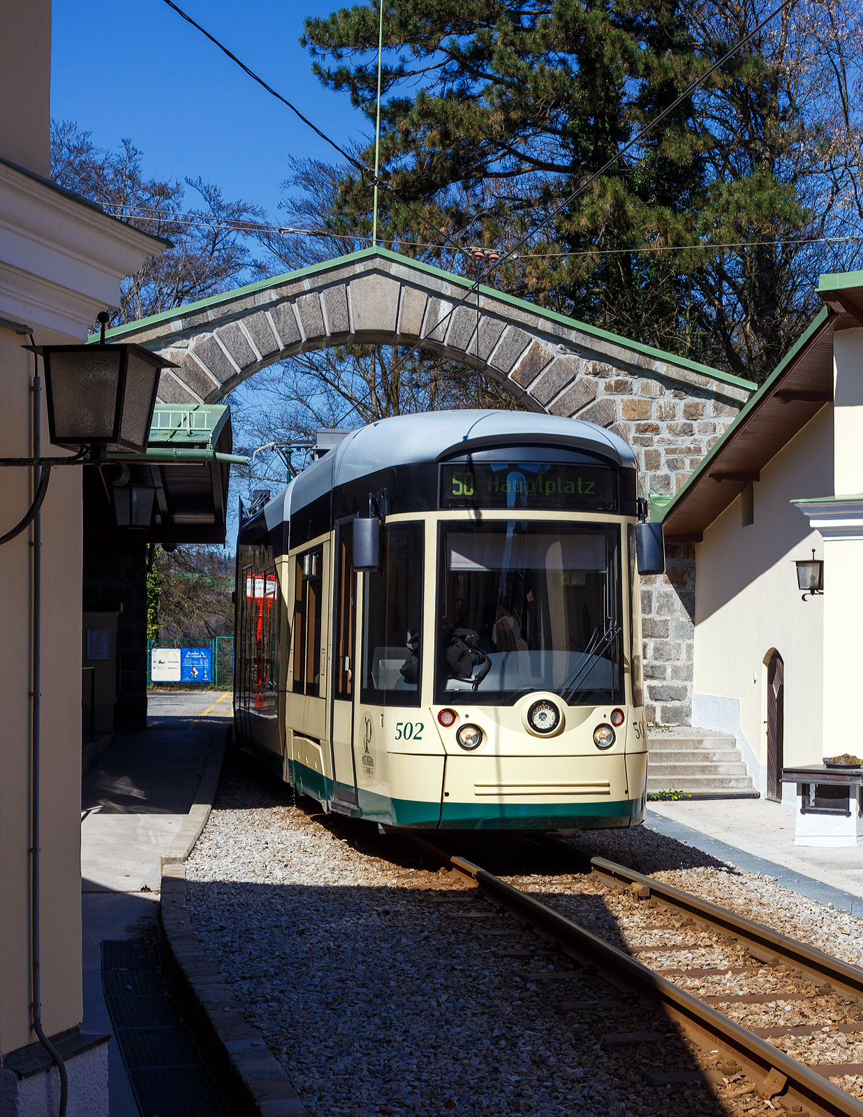 Der Triebwagen 502, ein dreiteiliger vierachsiger Zweirichtungs-Niederflur-Gelenktriebwagen vom Typ Bombardier „Mountainrunner“ verl�sst am 04 April 2025 die Bergstation P�stlingberg (519 m �.M.) und f�hrt als Linie 50 (der Linz Linien GmbH) hinab zum Hauptplatz in Linz.  

Die P�stlingbergbahn wurde von 1.000 mm auf 900 mm umgespurt und ist seit 2009 mit dem �brigen Netz der Stra�enbahn Linz verkn�pft die auch auf der Spurweite 900 mm f�hrt.  Aber f�r die Linie 50 „P�stlingbergbahn“ braucht man ein separates Ticket.  

Die P�stlingbergbahn wird, wie das gesamte Stra�enbahnnetz, von der Linz Linien GmbH betrieben und gilt, mit einer maximalen Steigung von 116 ‰, als eine der steilsten Adh�sionsbahnen der Welt. Seit 1898 beeindruckt die Linzer P�stlingbergbahn G�ste aus aller Welt mit ihrer au�ergew�hnlichen und idyllischen Streckenf�hrung.