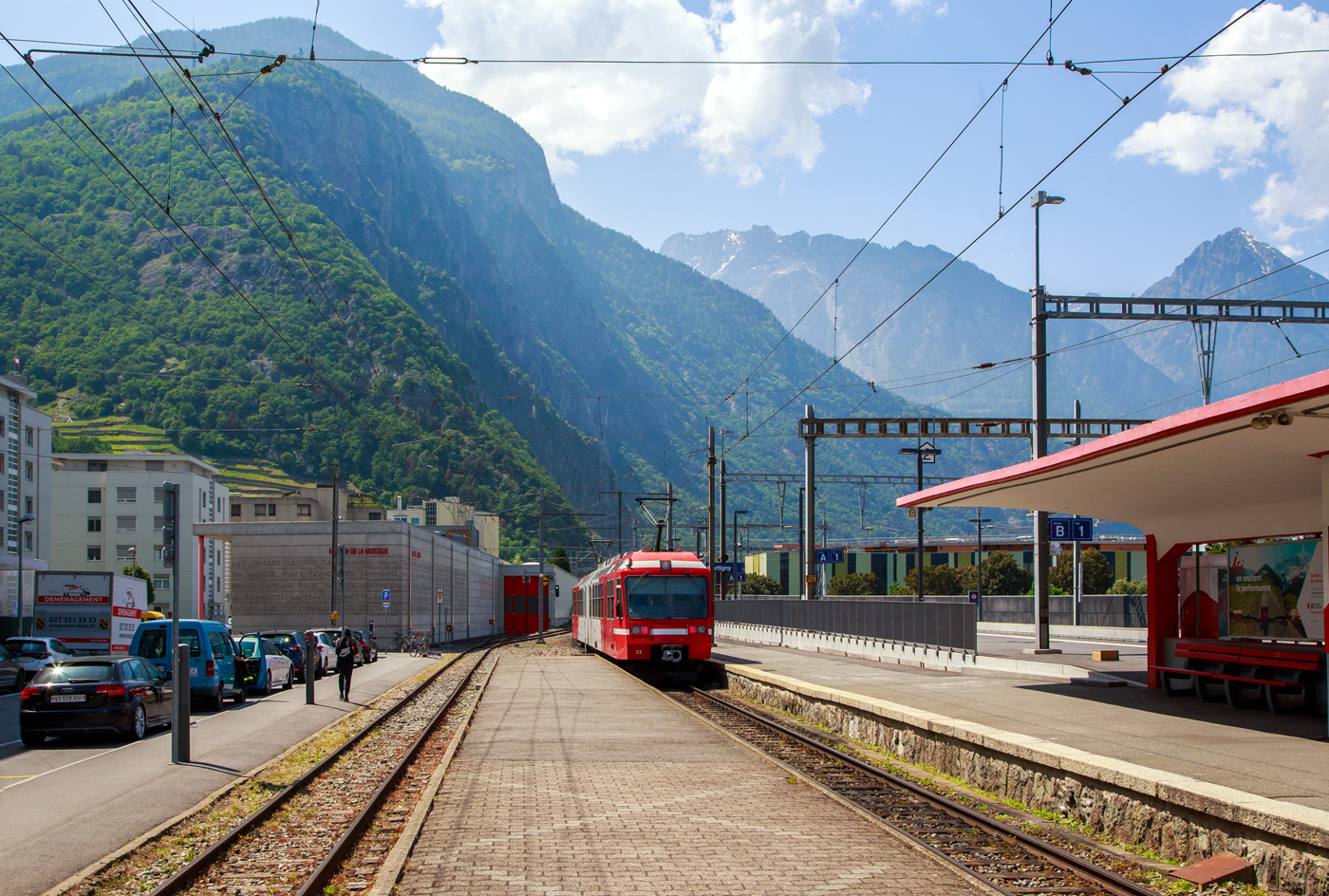 Der Triebwagen TMR BDeh 4/8 22 (Z 823/Z 824), TSI-Nr. 90 85 838 0822-9 CH-TMRSA verlässt am 26. Mai 2023, als R132  „Mont-Blanc Express“ nach Vallorcine (F) via Châtelard, den Bahnhof Martigny (deutsch Martinach). Vom französischen Bahnhof Vallorcine kann man dann mit der SNCF die weiterführende Bahnstrecke via Chamonix nach Saint-Gervais weiterfahren.

Die Martigny-Châtelard-Bahn, abgekürzt MC, (französisch: Chemin de fer Martigny–Châtelard) ist eine 18 km lange meterspurige Bahnstrecke mit Zahnstangenabschnitten, sowie eine ehemalige Bahngesellschaft im Kanton Wallis (CH). Die Bahngesellschaft MC fusionierte 2001 mit der Martigny-Orsières-Bahn (MO) zu den Transports de Martigny et Régions (TMR). 

Auf französischer Seite führt die Strecke weiter über Vallorcine und Chamonix nach Saint-Gervais-Le Fayet, diese weiterführende Bahnstrecke Saint-Gervais–Vallorcine wird von der französischen Staatseisenbahn (SNCF) betrieben.

Von den Transports de Martigny et Régions wird ihr Zugsangebot auf der Bahnstrecke Martigny–Châtelard unter dem Namen Mont Blanc-Express vermarktet.