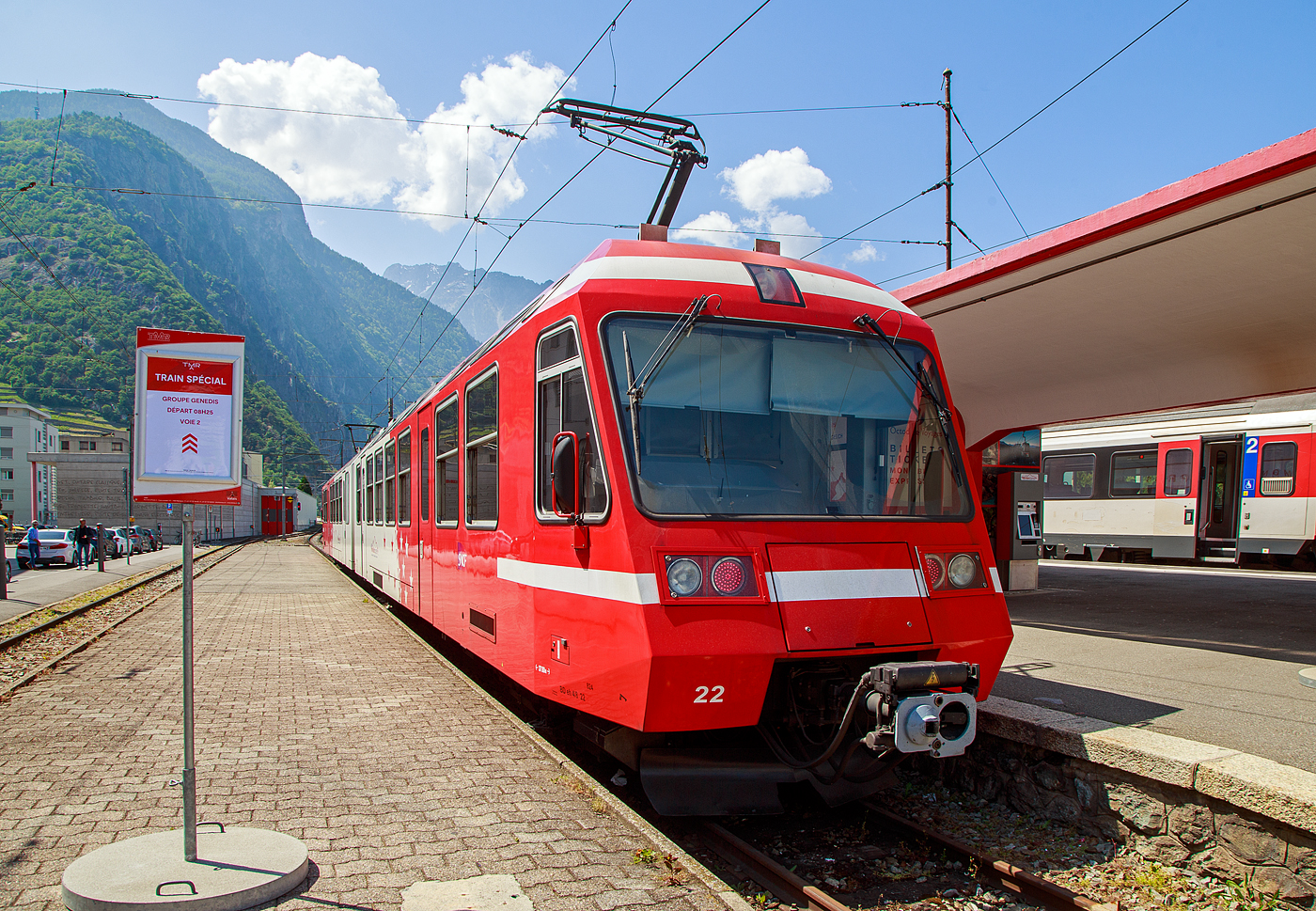 Der Triebwagen TMR BDeh 4/8 22 (Z 823/Z 824), TSI-Nr. 90 85 838 0822-9 CH-TMRSA steht am 26. Mai 2023, als R132  „Mont-Blanc Express“ nach Vallorcine (F) via Châtelard, im Bahnhof Martigny (deutsch Martinach) zur Abfahrt bereit. Vom französischen Bahnhof Vallorcine kann man dann mit der SNCF die weiterführende Bahnstrecke via Chamonix nach Saint-Gervais weiterfahren.

Die beiden Triebwagen BDeh 4/8 21–22, für den gemischtem Adhäsions- und Zahnradbetrieb, der Martigny-Châtelard-Bahn (MC), wie auch die drei weitere französische Triebwagen SNCF Z800 801/802, 803/804 und 805/806, wurden (durch die gemeinsame Bestellung) die mechanischen Teile von Vevey Technologies SA in Villeneuve (vormals ACMV - Ateliers de constructions mécaniques de Vevey, später Bombardier Transportation) gebaut. Der Zahnradteil ist von der SLM, die elektrische Ausrüstung von Adtranz.

TECHNISCHE DATEN:
Bezeichnung: TMR BDeh 4/8 (21–22), SNCF Z800 (801/802, 803/804 und 805/806)
Gebaute Anzahl: 5 
Spurweite: 1.000 mm (Meterspur)
Achsfolge: Bo'zz 2' + 2' Bo'zz
Zahnstangensystem: Riggenbach (bzw. Strub)
Länge über Kupplung: 37.800 mm
Leergewicht: 72,0 t
Leistung: 2 x 1.000 kW
Höchstgeschwindigkeit mit Adhäsionsantrieb: 70 km/h
Höchstgeschwindigkeit mit Zahnradantrieb: 23 km/h / (Talfahrt 16 km/h)
Antriebsart: Elektrisch über Oberleitung oder seitlicher Stromschiene
Fahrleitungsspannung: 830 V DV (=)
Sitzplätze: 96
Kupplung: Scharfenberg
