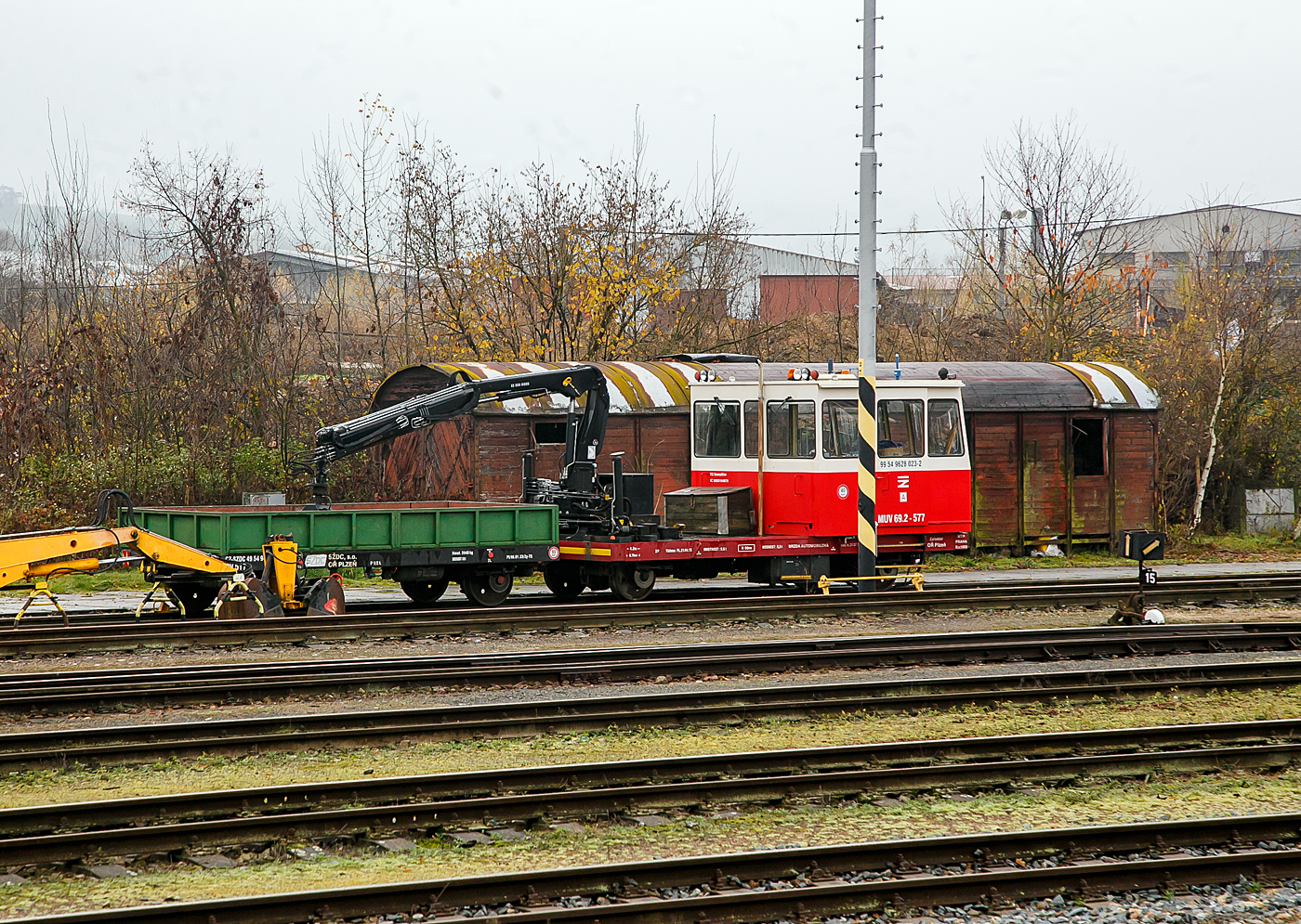 Der tschechische Schwerlastkleinwagen mit Kran MUV 69.2 -577 (CZ-SZCZ 99 54 9628 023-2) der S�DC - Spr�va �elezničn� dopravn� cesty (deutsch: Verwaltung der Eisenbahn-Verkehrswege) steht, mit einem Gleiskraftwagen-Anh�nger, am 22.11.2022 beim Bahnhof Doma�lice (Taus).

MUV 69 ist die Typenbezeichnung eines Schwerlastkleinwagens die bei tschechischen und slowakischen Eisenbahnen als Gleisarbeitsfahrzeug mit Plattform und hydraulischen Kran weit verbreitet sind. Hersteller war die ČSD-Abteilung Mechanisierung des Gleismanagements Prag (Werk Brno-Horn� Her�pice). Ab Mai 1992 wurde die Abteilung in ein eigenst�ndiges Unternehmen MTH Praha a. s. umgewandelt.

6 Fahrzeuge des Typs MUV 69/750 wurden 1990 f�r Deutschland (DR), in Spurweite 750 mm, gefertigt und als DR GKW-MUV 69/750 LK (Klv 23.0) eingereiht.

TECHNISCHE DATEN:
Hersteller: MTH Prag (Baujahr  ca. 1980)
Hergestellte Anzahl:  �ber 1.000 St�ck(Normalspur),
Spurweite: 1.435 mm (Normalspur)
Achsformel:  B'
L�nge �ber Kupplung:  6.760 mm
Achsabstand: 
Betriebsgewicht: 9.600 kg
Ladekapazit�t: 5.500 kg
Zur Mitfahrt zugel. Personen: 6
Dieselmotor: Tatra T912-3
Installierte Leistung:  81 kW
H�chstgeschwindigkeit: 40 km/h (Konstruktiv m�glich 60 km/h)
Leistungs�bertragung: dieselmechanisch
Kleinster befahrbarer Gleisbogen: R 90 m