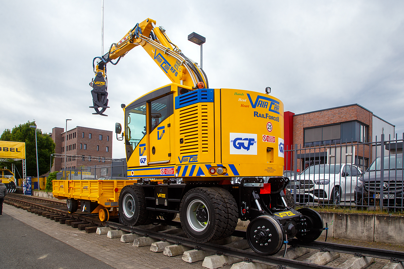 Der Vaia Car RF8 (RailForce8) Zweiwegebagger der GCF Generale Costruzioni Ferroviarie S.p.A. mit vorgestellten Gleiskraftwagenanh�nger wurde vom italienischen Hersteller VAIA CAR S.p.A. aus Calvisano (bei Brescia) auf der Internationale Ausstellung Fahrwegtechnik (iaf) in M�nster pr�sentiert / ausgestellt (hier am 31 Mai 2022).

Angetrieben wird der Zweiwegebagger von einem Deutz TCD 4.1 L4, wassergek�hlten 4-Zylinder Reihenmotor mit gek�hlter externer Abgasr�ckf�hrung, mit Turboaufladung und Ladeluftk�hlung, sowie mit DEUTZ Common-Rail (DCR) Einspritzsystem und Abgasnachbehandlung (AGN). 

MOTORDATEN:
Motorbauart: wassergek�hlter 4Takt - 4-Zylinder-Reihendieselmotor mit Common-Rail-Einspritzsystem, Turbolader und Ladeluftk�hlung
Motortyp: Deutz TCD 4.1 L4,
Motorhubraum: 4,1 Liter (Bohrung101 mm x Hub 126 mm)
Motorleistung: 115 kW / 156 PS bei 2.300 U/min
Max. Drehmoment :610 Nm bei 1.600 U/min
Nenndrehzahl: 2.300 U/min
Niedrigste Leerlaufdrehzahl: 800 U/min