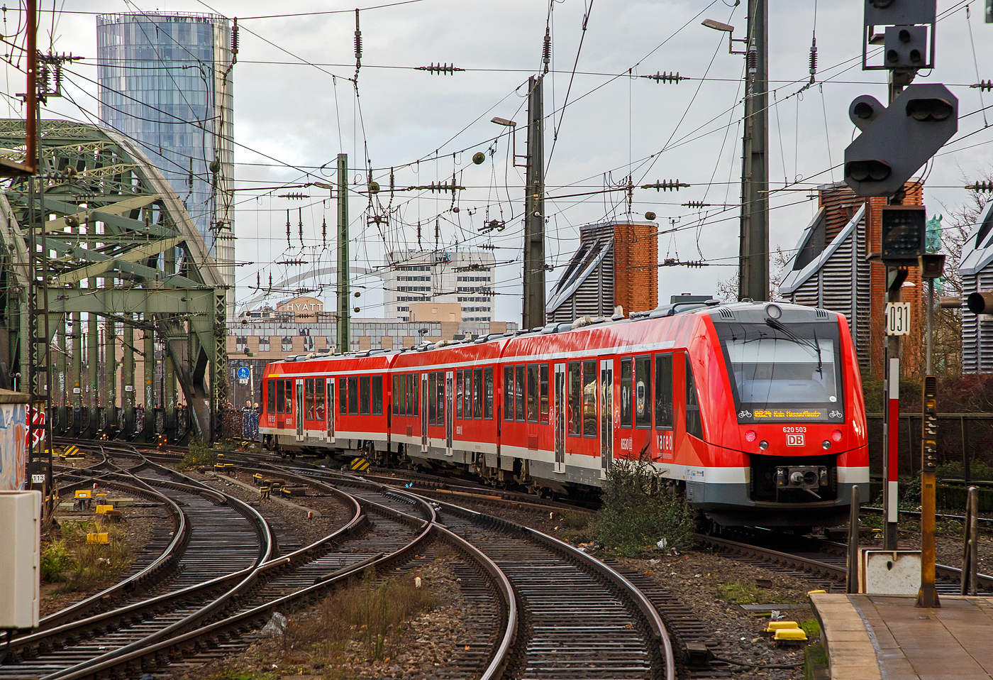 Der vareo 620 003 / 621 003 / 620 503, ein dreiteiliger Dieseltriebzug vom Typ ALSTOM Coradia LINT 81 der DB Regio NRW (VAREO), verl�sst, als RB 24 „Eifel-Bahn“  (Gerolstein – Kall - Euskirchen – K�ln Hbf - K�ln Messe/Deutz), am 22.12.2018 den Hbf K�ln in Richtung Hohenzollernbr�cke bzw. Zielbahnhof K�ln Messe/Deutz.
