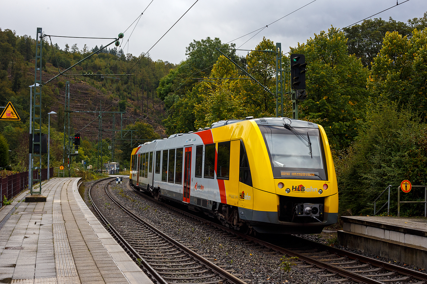 Der Verbrennungstriebwagen VT 507 (95 80 1648 107-8 D-HEB / 95 80 1648 607-7 D-HEB), ein Alstom Coradia LINT 41 der neuen Generation, der HLB (Hessische Landesbahn GmbH) verlässt am 28 September 2024, als RB 90  Westerwald-Sieg-Bahn“  (Siegen – Betzdorf – Au/Sieg – Altenkirchen/Ww), den Bahnhof Kirchen/Sieg, nächster Halt Betzdorf/Sieg. 

Der Alstom Coradia LINT 41 wurde 2015 von Alstom in Salzgitter unter der Fabriknummer D041418-007 gebaut und an die HLB (BW Siegen) geliefert. Das Abnahmedatum war der 14.07.2015. Am 23. Dezember 2022 wurde der Triebzug durch einen Felssturz bei Herdorf (beim Hp Königsstollen) an einem End-Drehgestell beschädigt und entgleiste (mit diesem Drehgestell).