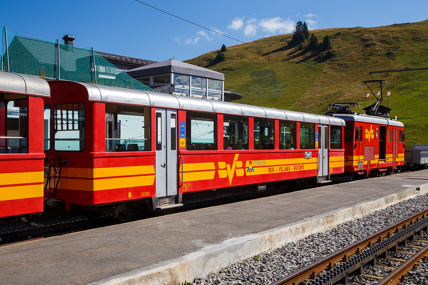 Der vierachsige 2.Klasse Personenwagen tpc BVB B 51, eingereiht in einen Personenzug hinter der tpc BVB HGe 4/4 32 „Villars“ am 10 September 2023 im Bergbahnhof Col-de-Bretaye (1.808 m ü. M.).

Der Wagen wurde 1953 von der SIG (Schweizerische Industrie-Gesellschaft) in Neuhausen am Rheinfall gebaut, die Elektrik ist von der MFO (Maschinenfabrik Oerlikon). Der Wagen hat ein Eigengewicht von 8,5 t und hat 40 Sitzplätze sowie 60 Stehplätze.

Heute sind diese Garnituren nicht mehr im Planeinsatz. Hier an dem Wochenende (08 bis 10 September 2023) feiert die TPC 125 Jahre BVB! (Les TPC célèbrent les 125 ans du BVB!). So kamen auch historische Züge und Triebwagen zum Einsatz. 
