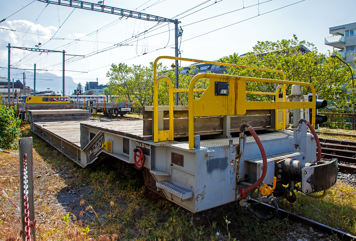 Der vierachsige Drehgestell-Tiefbett-Flachwagen als Dienstgüterwagen MOB X 775 der Montreux-Berner Oberland-Bahn, ex RhB Sbk-v 7705, abgestellt am 26.05.2023 in Vevey.

Der Wagen wurde 1999 von der Josef Meyer Waggon AG in Rheinfelden (CH) unter der Fabriknummer 2314 gebaut und an die RhB (Rhätische Bahn AG - Bündner Güterbahn) als Niederflur-Containerwagen Sbk-v 7705 (RhB Serie Sbk-v 7701-7715) geliefert. Im Februar 2013 wurde der Wagen bei der RhB ausrangiert und an die MOB verkauft. Bei der MOB wurde der Wagen umgebaut und an die MOB Normalien angepasst. Zum Umbau gehörte die komplette Belegung des Stahlrahmens mit Holzbohlen, so wurde aus dem Containerwagen ein Tiefbettflachwagen, das Eigengewicht stieg von 14,2 t auf nun 15,6 t. Im Juni 2013 erfolgte die Inbetriebnahme als X 775 bei der MOB.

1999 bzw. 2002 stellt die RhB vierachsige Drehgestelltragwagen Sbk-v 7701-7715 (26 t Traglast) und Sb-v 7716-7730 (verstärkt, mit 30 t Traglast) in Dienst. Bedingt durch den Niederfluranteil kann zwar nur ein Container transportiert werden, dies allerdings auch auf dem eingeschränkten Lichtraumprofil der Berninabahn.

Sechs dieser Wagen Niederflur-Containerwagen der  RhB Serie Sbk-v 7701-7715 (Sbk-v 7701 bis 7706) wurden von der MOB gekauft und zu den Tiefbett-Flachwagen MOB X 771 bis 776 umgebaut.

TECHNISCHE DATEN:
Hersteller: Josef Meyer Waggon AG in Rheinfelden (CH)
Baujahr: 1999 (Umbau 2013 durch MOB)
Spurweite: 1.000 mm (Meterspur)
Achsanzahl: 4 (in 2 Drehgestellen)
Länge über Puffer: 16.300 mm 
Breite: 2.660 mm
Drehzapfenabstand: 10.370 mm 
Achsabstand im Drehgestellt: 1.400 mm
Laufraddurchmesser: 750 mm
Drehgestell- Typ (Bauart): JMR Or 92/12
Ladelänge im Tiefbett: ca. 7.800 mm
Höhe Tiefbett  ab Schienenoberkante: ca. 600 mm
Eigengewicht: 15.600 kg (ursprünglich bei RhB 14.200 kg)
Max. Ladegewicht: 23 t
Höchstgeschwindigkeit: 90 km/h (>7 t Beladung) / 80 km/h (ab 7 t Beladung)
Feststellbremse: Ja
Kupplungen: Mittelpuffer mit einer Schraubenkupplungen (Zp 1)

Quellen: x-rail.ch, RhB - Bündner Güterbahn und eigene Sichtung