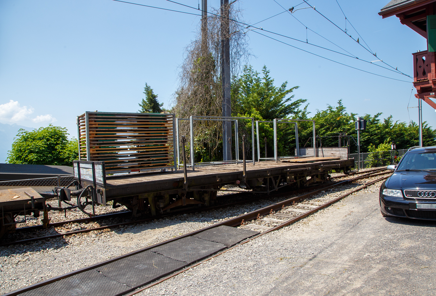 Der vierachsige Flachwagen mit Rungen, Stirnborde und einer offenen Bremserbühne ex MOB O 810 (Montreux Oberland Bernois / Montreux-Berner Oberland-Bahn), heute im Bestand der Museumsbahn Blonay–Chamby, abgestellt am 27.05.2023 beim Bahnhof Chamby.

Der Wagen wurde 1905 von der Waggon- und Maschinenfabrik Aktien-Gesellschaft vorm. Busch in Bautzen für die MOB gebaut. Im Jahr 1989 ging er an die Museumsbahn BC.

TECHNISCHE DATEN:
Typ: 0
Baujahr: 1905
Hersteller: Busch in Bautzen
Spurweite: 1.000 mm (Meterspur)
Achsanzahl: 4
Länge über Puffer: 10.500 mm
Drehzapfenabstand: 5.500 mm
Achsabstand im Drehgesell: 1.200 mm
Eigengewicht: 7,8 t
Nutzlast: 12 t

Quellen: Museumsbahn BC