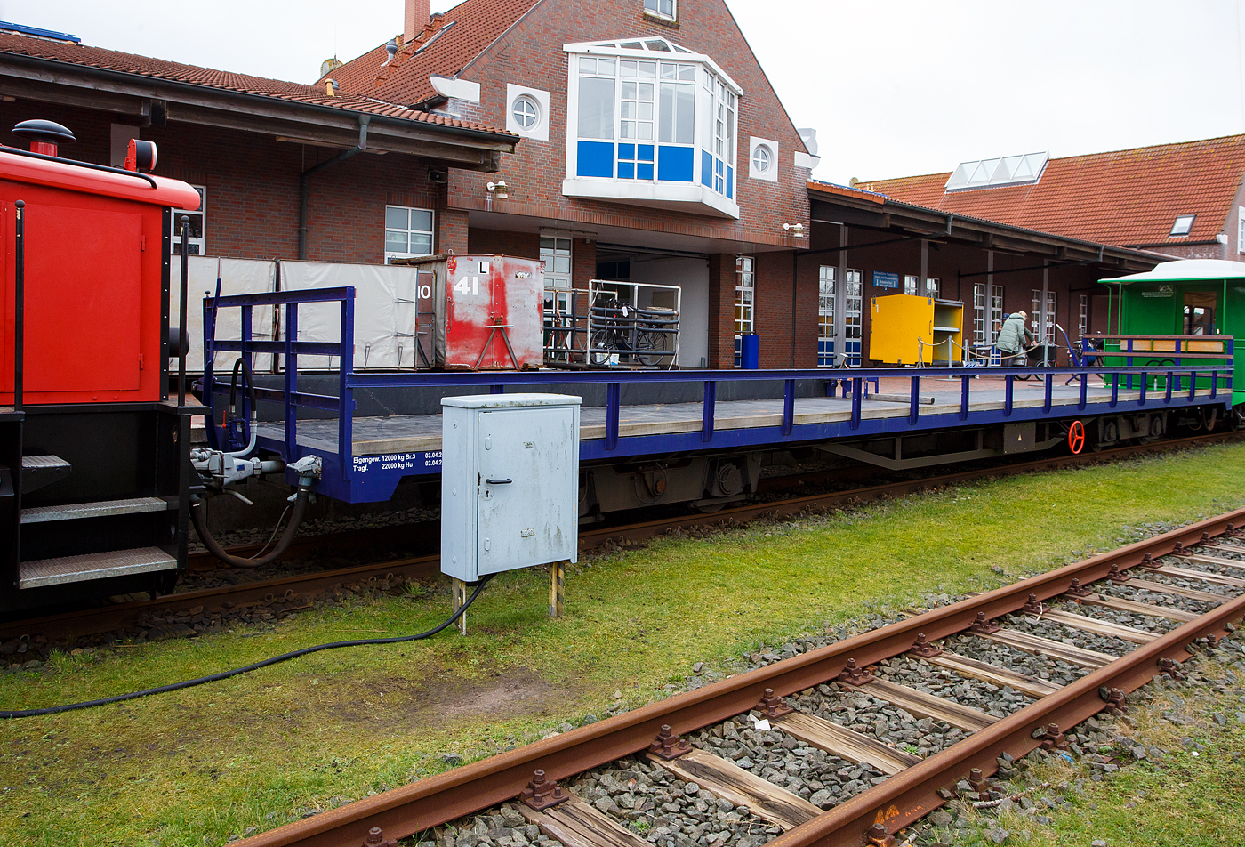 Der vierachsige Gepäckcontainer-Tragwagen 94/11 der Inselbahn Langeoog vom Eigenbetrieb der Schiffahrt der Inselgemeinde am 13 Februar 2024 im Insel Bahnhof Langeoog (im Ort Langeoog).

Diese Wagen dienen zum Transport der rollenden Gepäckcontainer, die so sehr zügig mittels Elektrokarren Be- und Entladen werden können. Bedingt durch die Salzhaltige Luft auf Langeoog sind die Wagen teilweise aus rostfreiem Edelstahl gefertigt. Hersteller war die Bremer Waggonbau. Mit den elf neu gebauten Wagen für die Inselbahn Langeoog im Jahr 1995 endete die Geschichte dieses Unternehmens.

TECHNISCHE DATEN:
Spurweite: 1.000 mm
Achsanzahl: 4
Länge über Kupplung: 16.000 mm
Länge über Rahmen: 15.200 mm
Drehzapfenanstand: 9.970 mm
Achsabstand im Drehgestell: 1.800 mm
Laufraddurchmesser: 650mm (neu)
Breite: 2.500 mm
Eigengewicht:  12.000 kg
Tragfähigkeit: 22.000 kg
