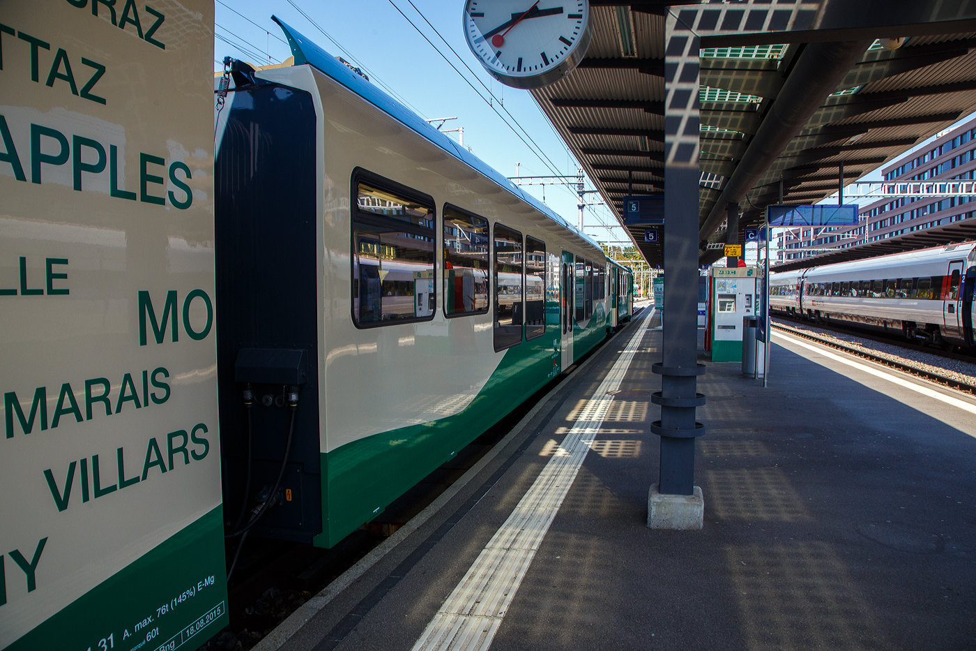 Der vierachsige Niederflurzwischenwagen BAM/MBC B 2067, eingereiht in einen MBC Pendelzug, steht am  07 September 2023 im Bahnhof Morges.

Diese drei von Stadler 2010 gebauten Niederflurzwischenwagen (B 2065–2067) der MBC bildeten den Ausgangspunkt f�r die Konstruktion der Stadler Westschweizer Meterspur Niederflur-Triebwagen.

TECHNISCHE DATEN Niederflurzwischenwagen:
Hersteller:  Stadler Bussnang AG
Baujahr: 2010
Spurweite: 1.000 mm (Meterspur)
Achsfolge: 2' 2' (2 Achsen in 2 Drehgestellen)
L�nge �ber Puffer: 20.000 mm
Fahrzeugbreite: 2.650 mm
Fahrzeugh�he: 4.020 mm
Drehzapfenabstand: 14.200 mm
Achsabstand im Drehgestell: 1.800 mm
Laufraddurchmesser: 770 mm (neu)
Eigengewicht: 23t
H�chstgeschwindigkeit: 100 km/h
Sitzpl�tze: 64 (2. Klasse)
Kupplungstyp: +GF+ 

Quelle: Stadler Rail, Anschriften am Fahrzeug und Wikipedia