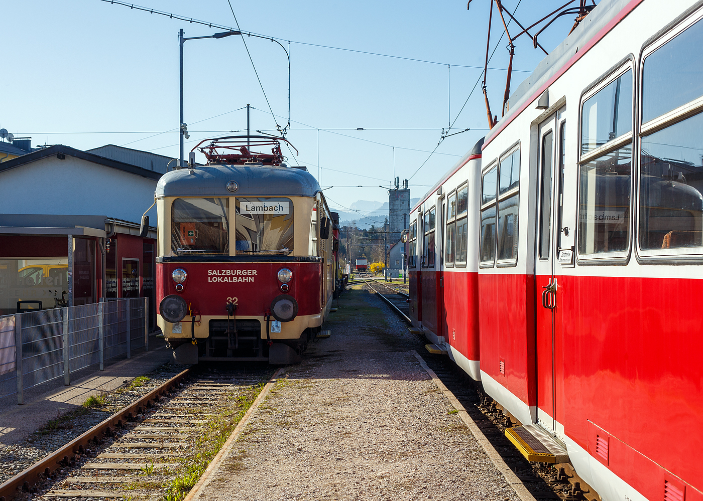 Der vierachsige Normalspur Elektrotriebwagen SLB ET 32 eine Dauerleihgabe der Salzburger Lokalbahn an Stern & Hafferl Verkehrsgesellschaft m.b.H. (StH), dort geführt als ET 20.114 (A-STH 94 81 4941 002-9), ist am 04.April 2025 im Bahnhof Vorchdorf-Eggenberg abgestellt. 

Die ET 31 bis 33 der SLB - Salzburger Lokalbahnen sowie die ET 22.106–107 der Stern & Hafferl (Linzer Lokalbahn) sind vierachsige elektrische Triebwagen die 1951 von der SGP Simmering-Graz-Pauker AG, mir der elektrischen Ausrüstung von ELIN, gebaut. Auf der LILO (Linzer Lokalbahn).  trugen sie aufgrund ihrer Herkunft den Spitznamen „Grazer Triebwagen“. Es wurden weiters zwölf baulich gleichartige Beiwagen beschafft.

Die Beweggründe von Stern & Hafferl zur Bestellung der Neufahrzeuge glich denen der SLB. Es wurden zwei Triebwagen und se chs Beiwagen bestellt, Auf der LILO, konnten durch die neuen Triebwagen eine „80-prozentige Fahrplanverbesserung erzielt“ werden. Die Führerstände erhielten zwischenzeitlich modernisierte Führertische und der Fahrgastraum wurde mit komfortableren Sitzen ausgestattet. Die zunehmend als schwerfällig empfundenen Fahrzeuge wurden ab 1988 von moderneren und schnelleren Gebrauchtfahrzeugen auf die Nebenstrecke Neumarkt-Kallham – Waizenkirchen verdrängt und sind dort nach wie vor aktiv. Ihre Abstellung ist nach der Anschaffung weiterer moderner Fahrzeuge geplant.

Technik und Ausstattung:
Die 18.070 mm langen Fahrzeuge laufen auf zwei zweiachsigen Drehgestellen mit 2.800 mm Achsstand, als Primärfederung sind Schraubenfedern und als Sekundärfederung Blattfedern verbaut. Die Drehzapfen sind 10.400 mm entfernt. Die Fahrzeuge der SLB besitzen eine bei Straßenbahnen übliche Compactkupplung, die bei Stern & Hafferl eingesetzten Wagen verfügen hingegen über eine normale Eisenbahn Schraubkupplung mit Puffern.

Der Antrieb erfolgt durch vier je 120 PS starke Tatzlager-Gleichstrommotoren von ELIN, welche über eine Schützensteuerung der Österreichischen Siemens-Schuckert-Werke (SLB) bzw. ELIN (Stern & Hafferl) angesteuert werden. Dadurch wäre theoretisch eine Vielfachsteuerung möglich gewesen, diese wurde jedoch nie umgesetzt. Die Stromabnahme erfolgte über einen (SLB) bzw. zwei (LILO) Scherenstromabnehmer Type SS 46, welcher auch bei den N1 der Wiener Stadtbahn verwendet wurde. Diese wurden mittlerweile bei allen Triebwagen durch moderne Typen mit Doppelschleifstücken ersetzt. 

TECHNISCHE DATEN:
Spurweite: 1.435 mm (Normalspur)
Baujahr: 1951
Länge: 18.070 mm
Drehzapfenabstand: 10.400 mm
Achsabstand im Drehgestell: 2.800 mm
Raddurchmesser: 900 mm (neu)
Eigengewicht: 37,5 t
Leistung: 376 kW (480 PS)
Anzahl der Fahrmotoren: 4
Antrieb: Tatzlagerantrieb
Höchstgeschwindigkeit: 60 km/h
Stromsystem: 750 V = (LILO)
Sitzplätze: 64