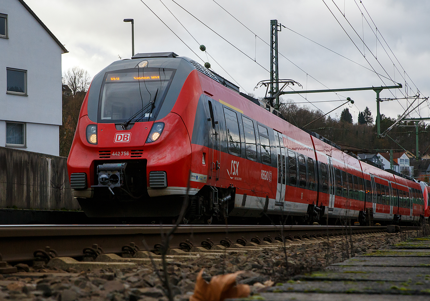 Der vierteilige Bombardier Talent 2 (442 756 / 442 256) und ein weiterer der DB Regio NRW haben am 15.01.2023, als RE 9 - Rhein Sieg Express (RSX) Aachen - K�ln - Siegen, den Bahnhof Betzdorf/Sieg erreicht.