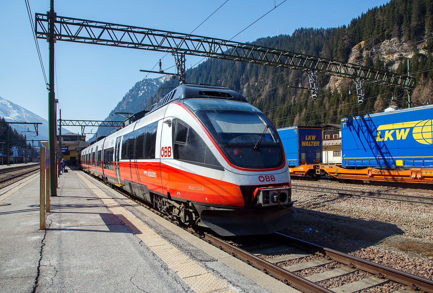 Der vierteilige Elektrotriebzug ÖBB 4024 074-8 (A-ÖBB BDET 94 81 4024 074-8) als S 3 Innsbruck – Brenner der S-Bahn Tirol am 28 März 2022 im Bahnhof Brenner /Brennero. Hier steht der Triebzug bereits in Italien (Südtirol), die Bahninfrastruktur gehört hier aber noch gerade zur ÖBB. Lediglich kleinere Teile im nördlichen Bereich des Bahnhofs gehören zum österreichischen Staatsgebiet (zur Tiroler Gemeinde Gries). 

Die klassischen Vierteiler vom Typ Bombardier TALENT (Talbots leichter Nahverkehrs-Triebwagen) tragen die Bezeichnung 4024. Sie bilden mit 140 gelieferten Einheiten das Rückgrat für den öffentlichen Personennahverkehr in Österreich. Sie sind in allen Gebieten mit größerem Nahverkehrsaufkommen im Einsatz. Neben der Zulassung für Österreich, besitzen sie auch eine Zulassung für Deutschland. 

TECHNISCHE DATEN (ÖBB 4024):
Baujahre :2004–2008
Spurweite:1.435 mm
Achsfolge: Bo’2’2’2’Bo’
Länge über Kupplung: 66.870 mm
Antriebsleistung: 1.520 kW 
Höchstgeschwindigkeit: 140 km/h 
Eigengewicht: 115 t
Stromsystem: 15 kV 16,7 Hz AC 
Fußbodenhöhe: 600 mm
Sitzplätze. 199
